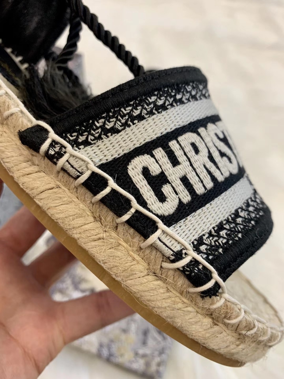 Dior 迪奥   渔夫鞋系列：原版开发,现货发售.原版解剖展示,独家大底,随你对比.材质1鞋底：市面唯一1:1独家橡胶鞋底.面料原版刺绣,内里：进口羊皮,细腻柔软 尺码35-41