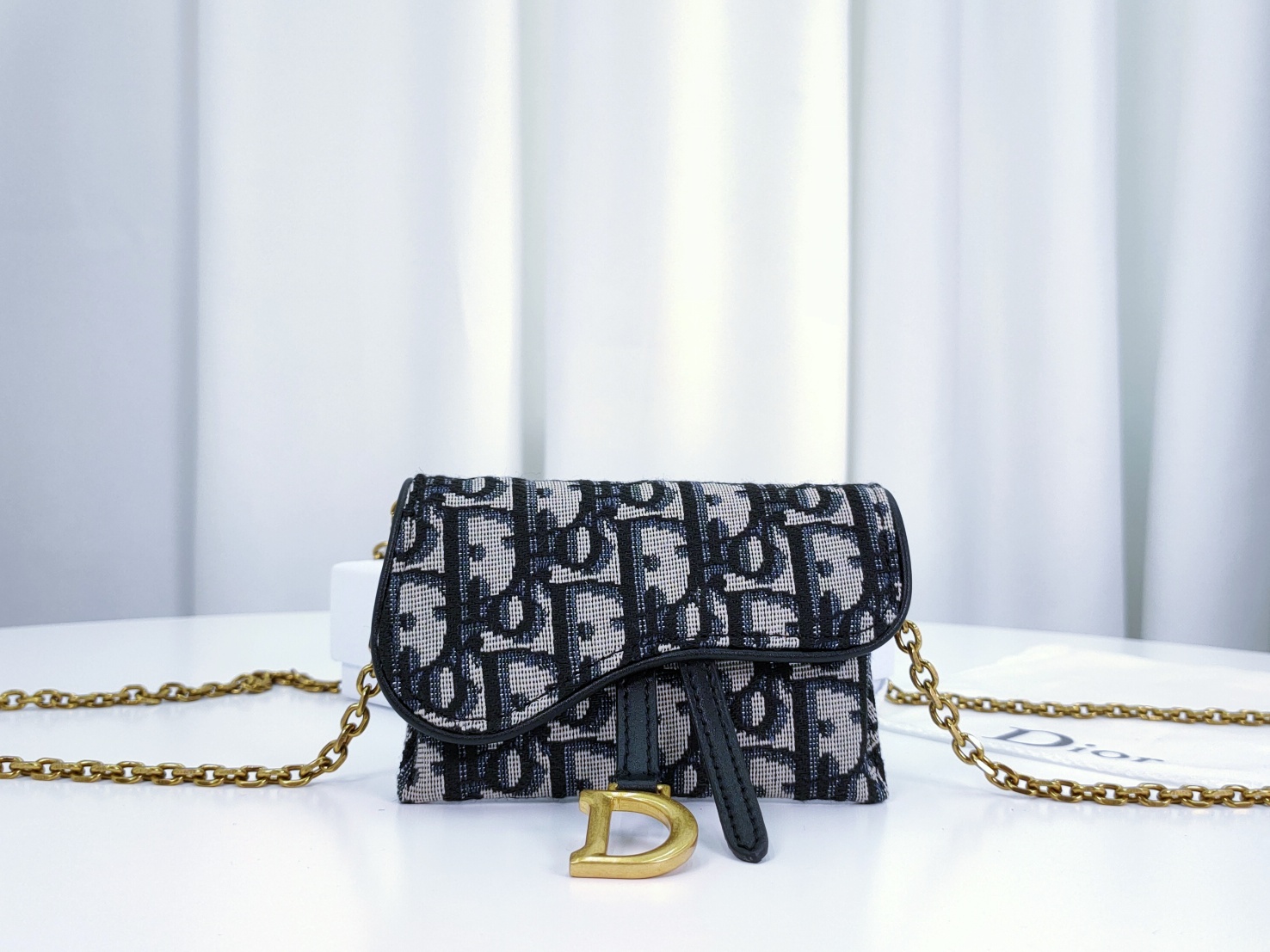 Dior 当季小口红包 这款蓝色提花布 Dior Oblique 图案 Nano 手拿包是对马鞍系列的现代演绎