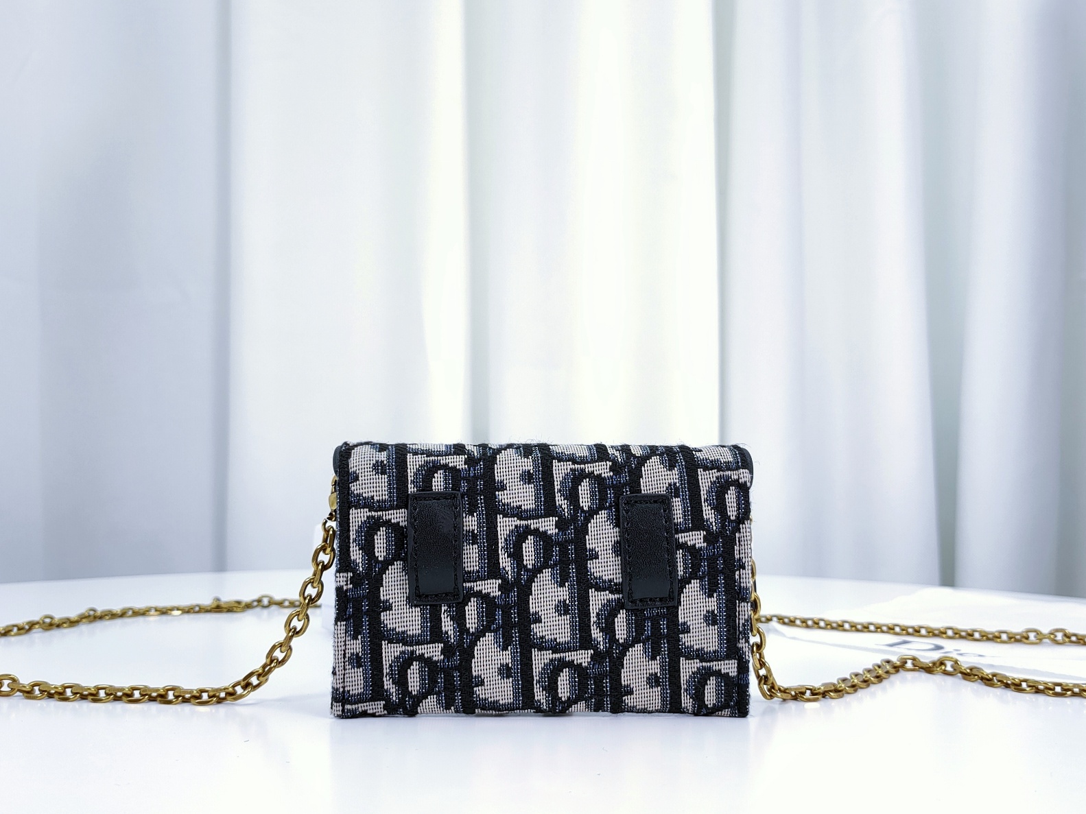 Dior 当季小口红包 这款蓝色提花布 Dior Oblique 图案 Nano 手拿包是对马鞍系列的现代演绎