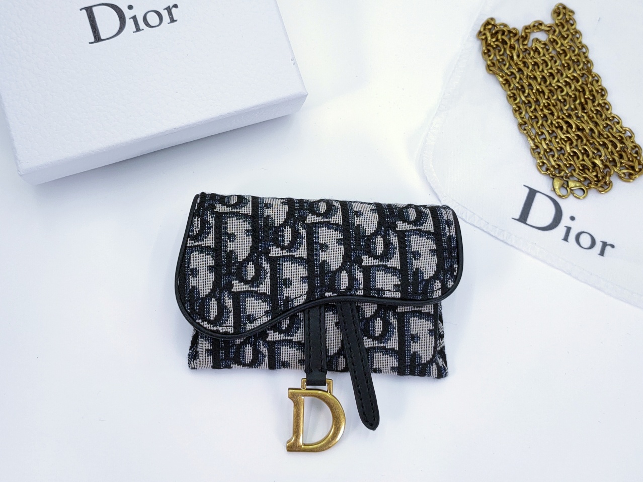 Dior 当季小口红包 这款蓝色提花布 Dior Oblique 图案 Nano 手拿包是对马鞍系列的现代演绎