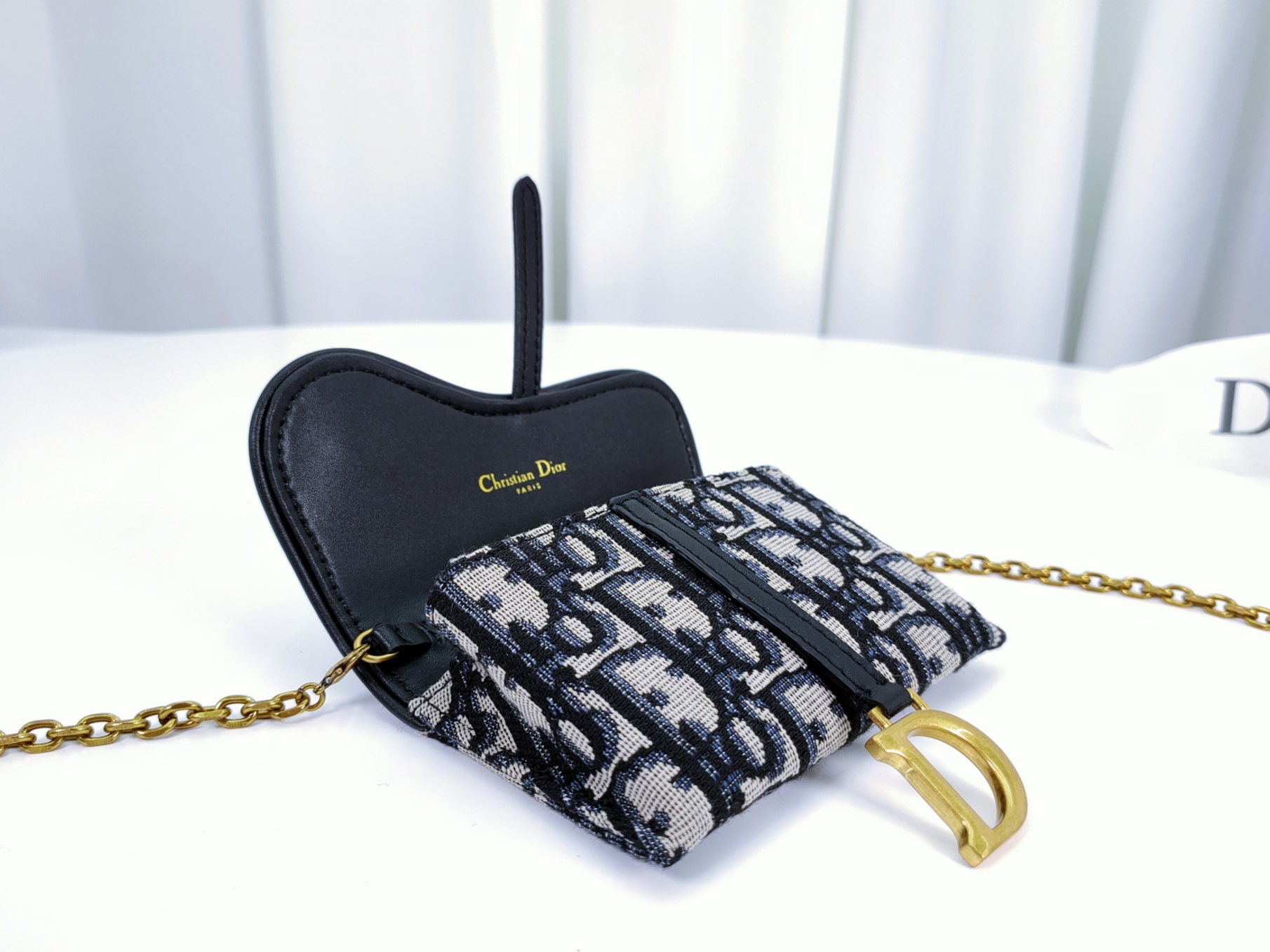 Dior 当季小口红包 这款蓝色提花布 Dior Oblique 图案 Nano 手拿包是对马鞍系列的现代演绎
