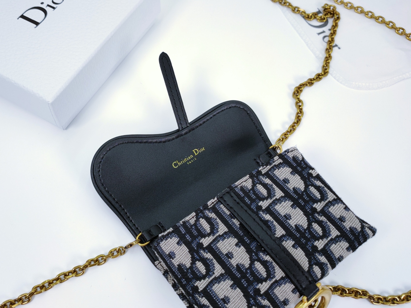Dior 当季小口红包 这款蓝色提花布 Dior Oblique 图案 Nano 手拿包是对马鞍系列的现代演绎