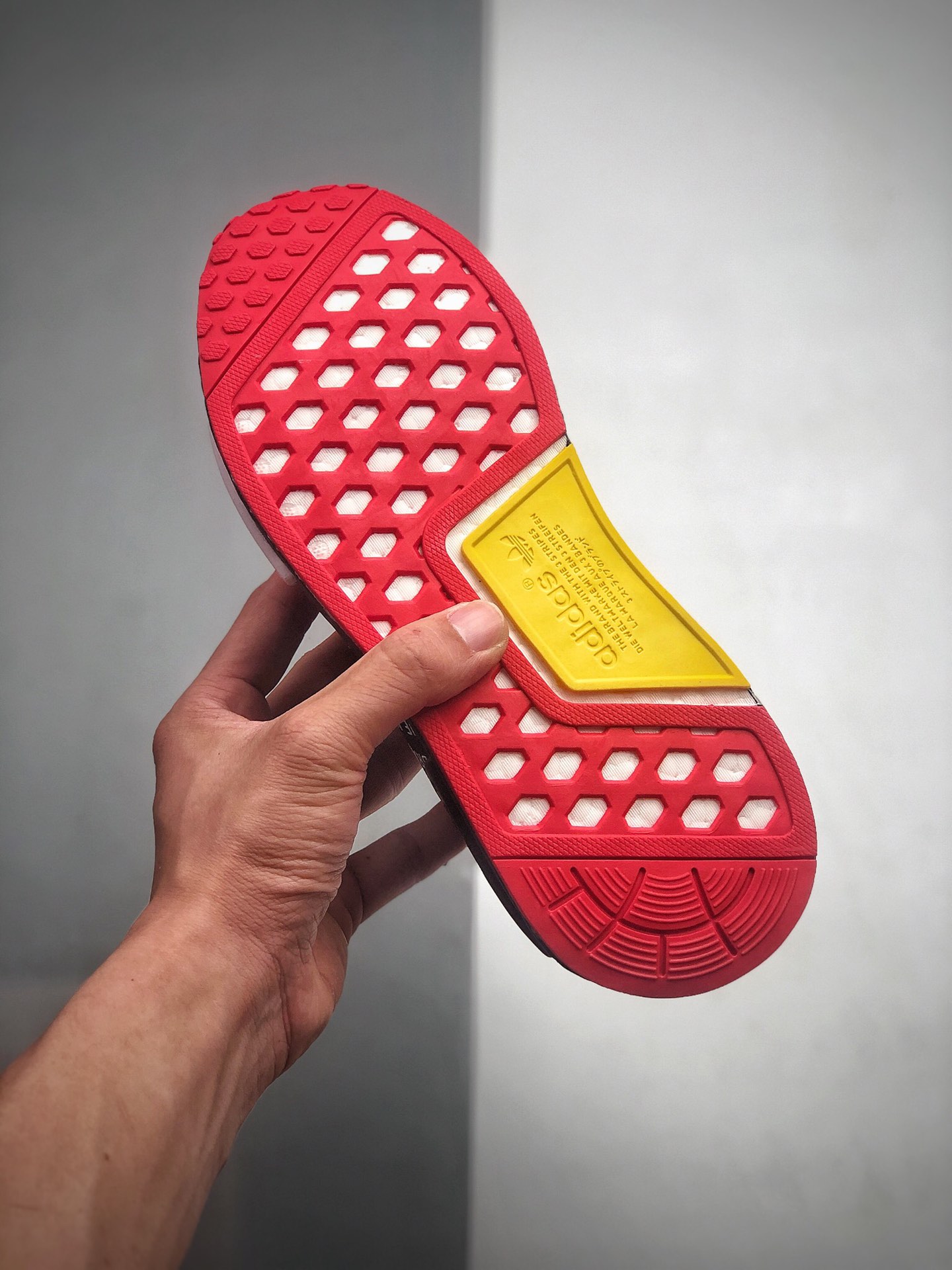 100 Adidas Boost NMD  R1 系列 弹力针鞋织面 EG6363