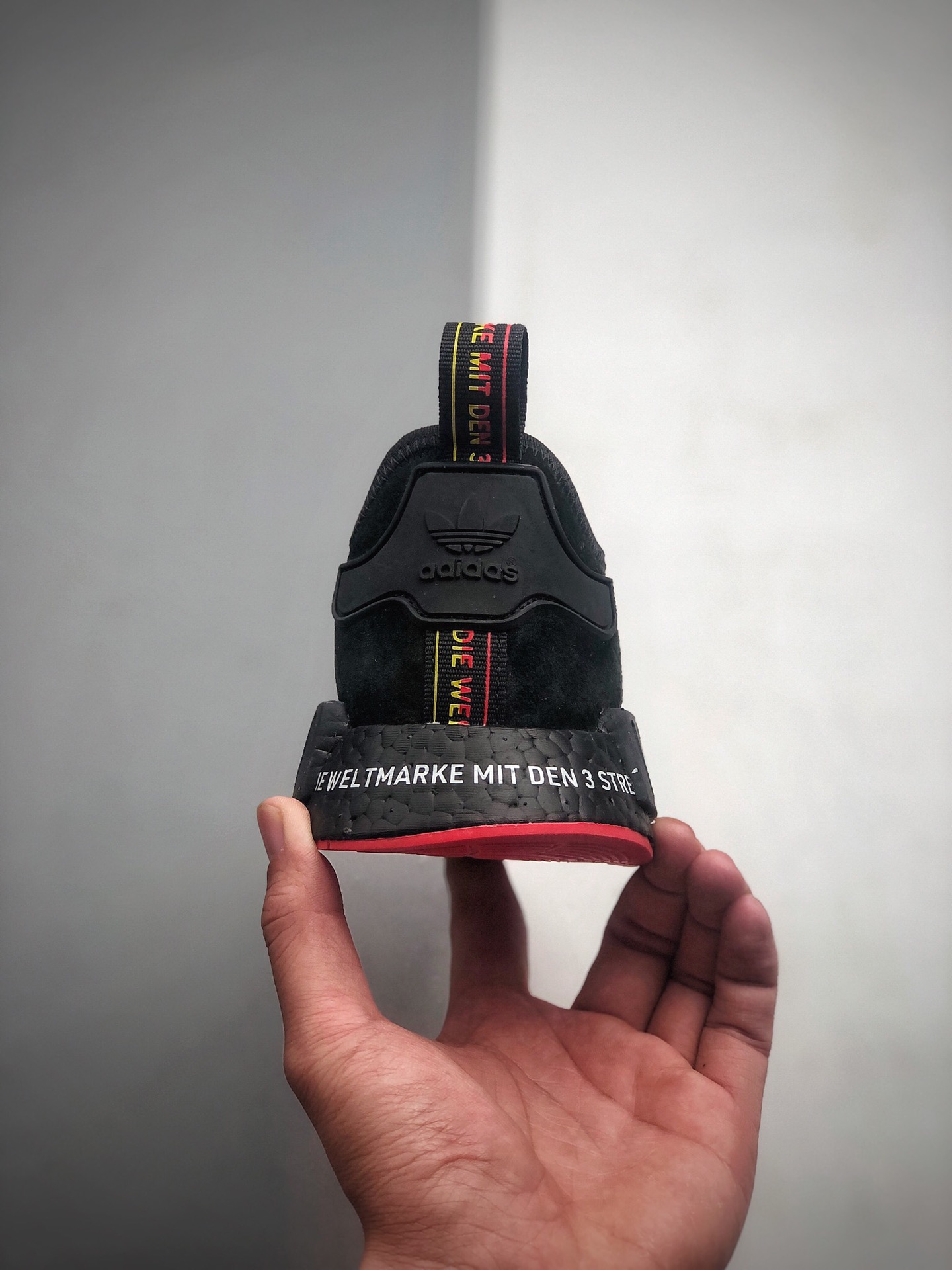 100 Adidas Boost NMD  R1 系列 弹力针鞋织面 EG6363