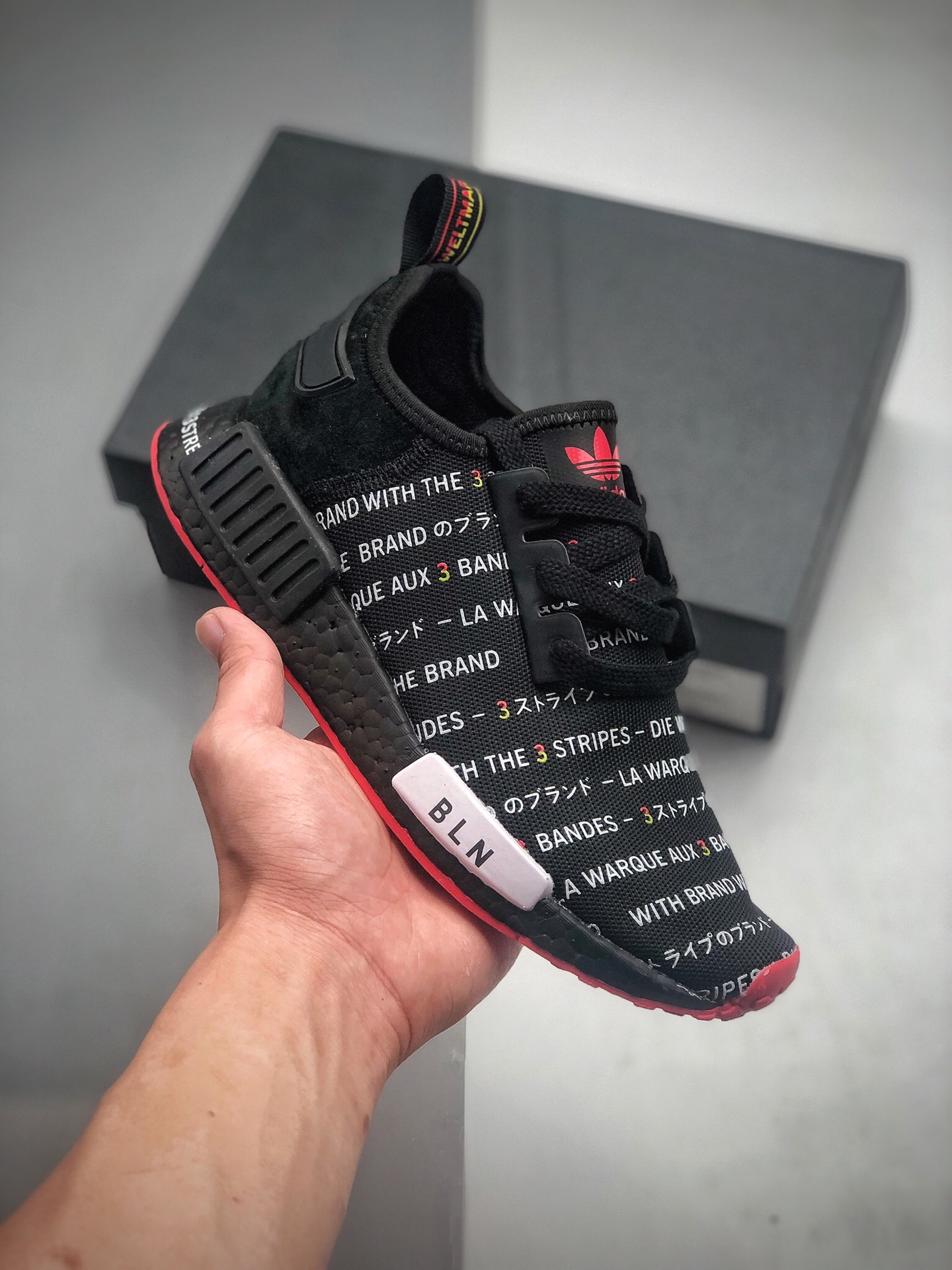 特价90 Adidas Boost NMD  R1 系列 弹力针鞋织面 原高装弹BOOST颗大粒底  货号：EG6363