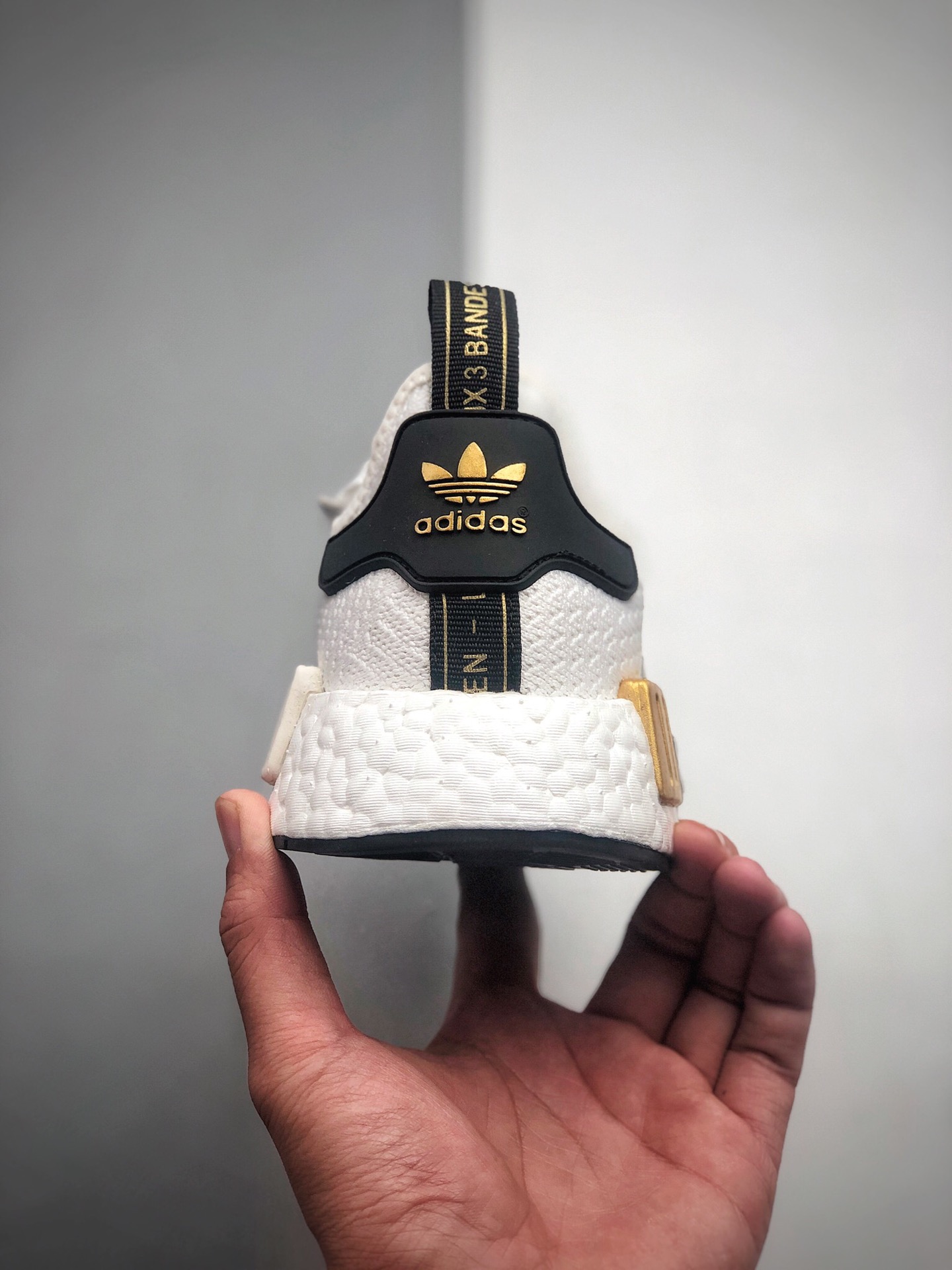 200 Adidas Boost NMD  R1 系列 弹力针鞋织面 原高装弹BOOST颗大粒底 缓震能性卓越EG5662