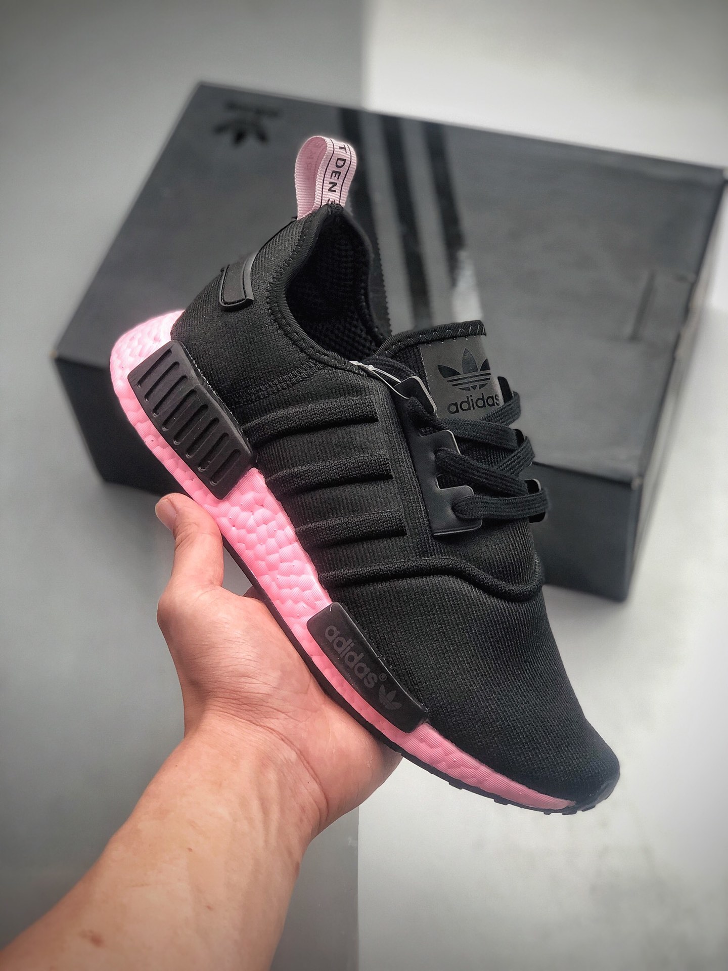 100 Adidas Boost NMD  R1 系列 弹力针鞋织面 EF4272