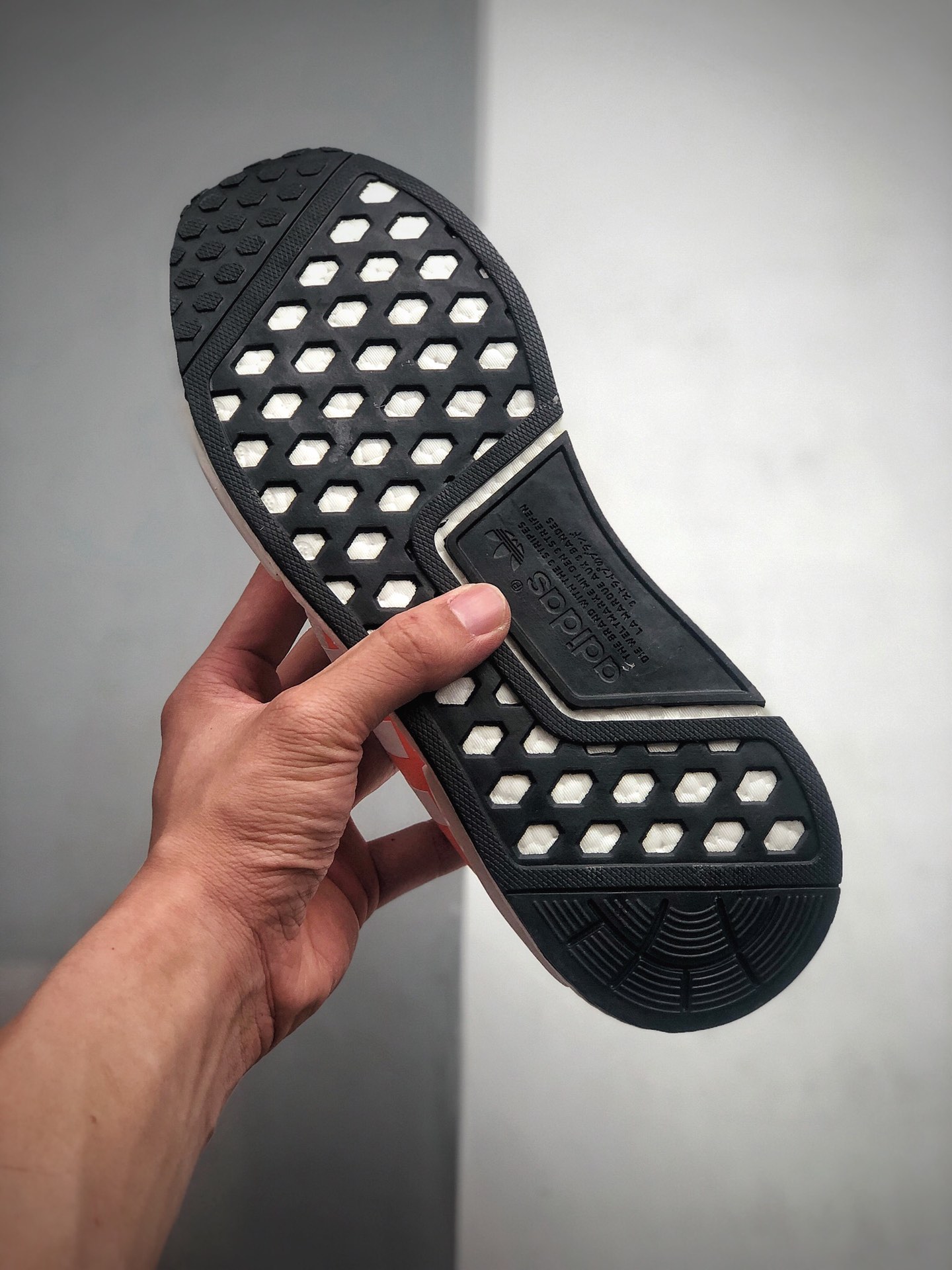 特价100 Adidas Boost NMD  R1 系列 弹力针鞋织面 原高装弹BOOST颗大粒底