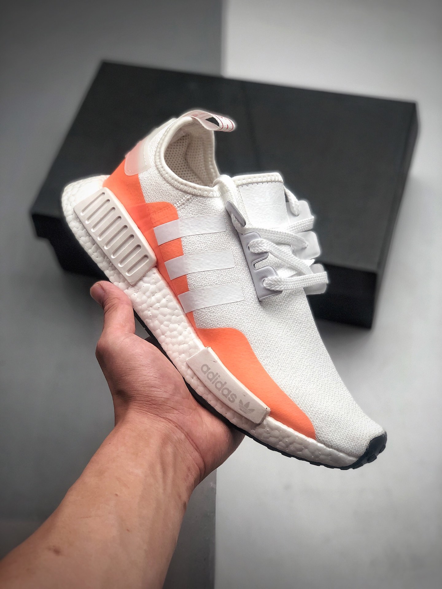 特价100 Adidas Boost NMD  R1 系列 弹力针鞋织面 原高装弹BOOST颗大粒底
