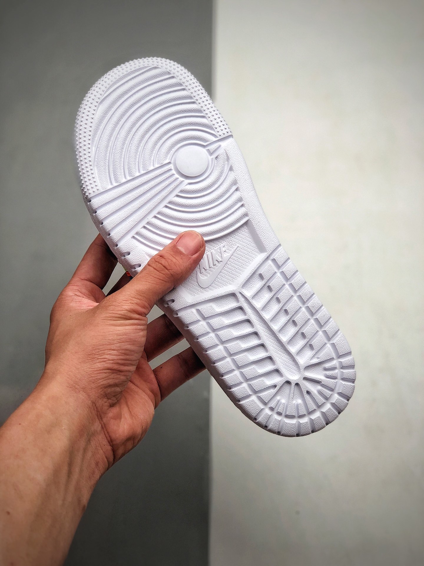 130 乔丹 拖鞋 彩虹 AJ1 专属拖鞋  NIKE AJ 1 2020春夏新款 MODEROVIP 副总裁 彩虹拖鞋  AJ 1 专属 彩虹 沙滩拖鞋凉鞋 货号：CU2708-901