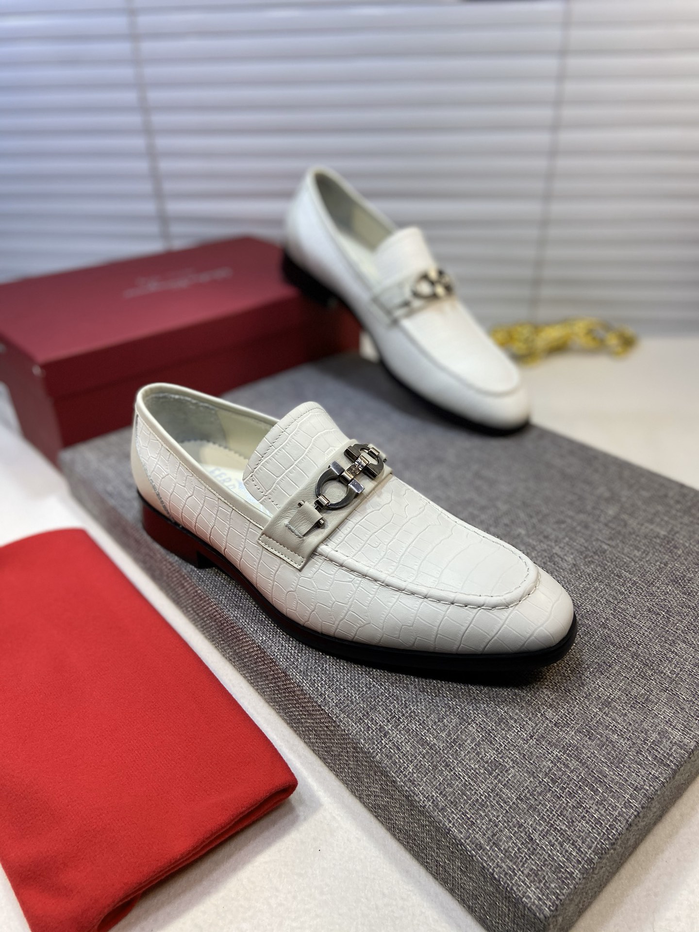 J5  菲拉格慕Ferragamo 水洗牛里原版正装皮鞋🚶🏻专柜同步发售男鞋 此款采用纯手工制作 面料进口原版粒面牛皮➕水洗牛皮内里 原版大底🌀帅气 高大尚🌀