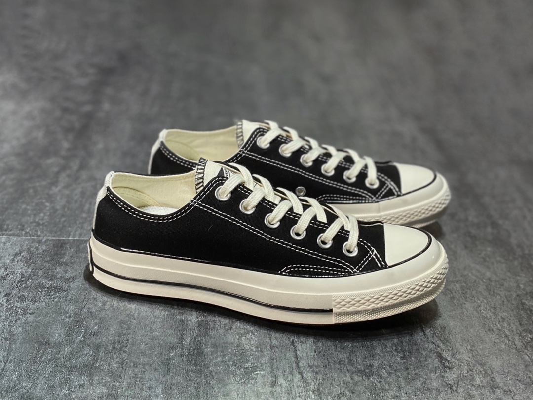 鞋舌反转 ️本季度最受瞩目70s来袭! Converse Varsity Remix 70s 匡威 鞋舌颠倒反转 复古反标帆布硫化鞋 此次匡威带来Chuck 70s的衍生系列,采用经典黑色为主色调,在70s鞋身赋予全新的设计思维,线条勾勒,以及鞋舌大胆的颠倒反转,使得上脚关注度急剧上升,开年以来最受瞩目的70s鞋款