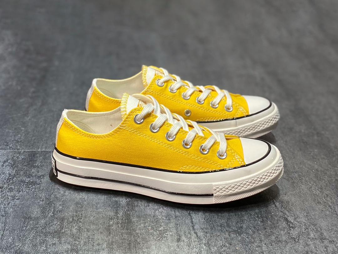 鞋舌反转 ️本季度最受瞩目70s来袭! Converse Varsity Remix 70s 匡威 鞋舌颠倒反转 复古反标帆布硫化鞋 此次匡威带来Chuck 70s的衍生系列,采用经典黑色为主色调,在70s鞋身赋予全新的设计思维,线条勾勒,以及鞋舌大胆的颠倒反转,使得上脚关注度急剧上升,开年以来最受瞩目的70s鞋款