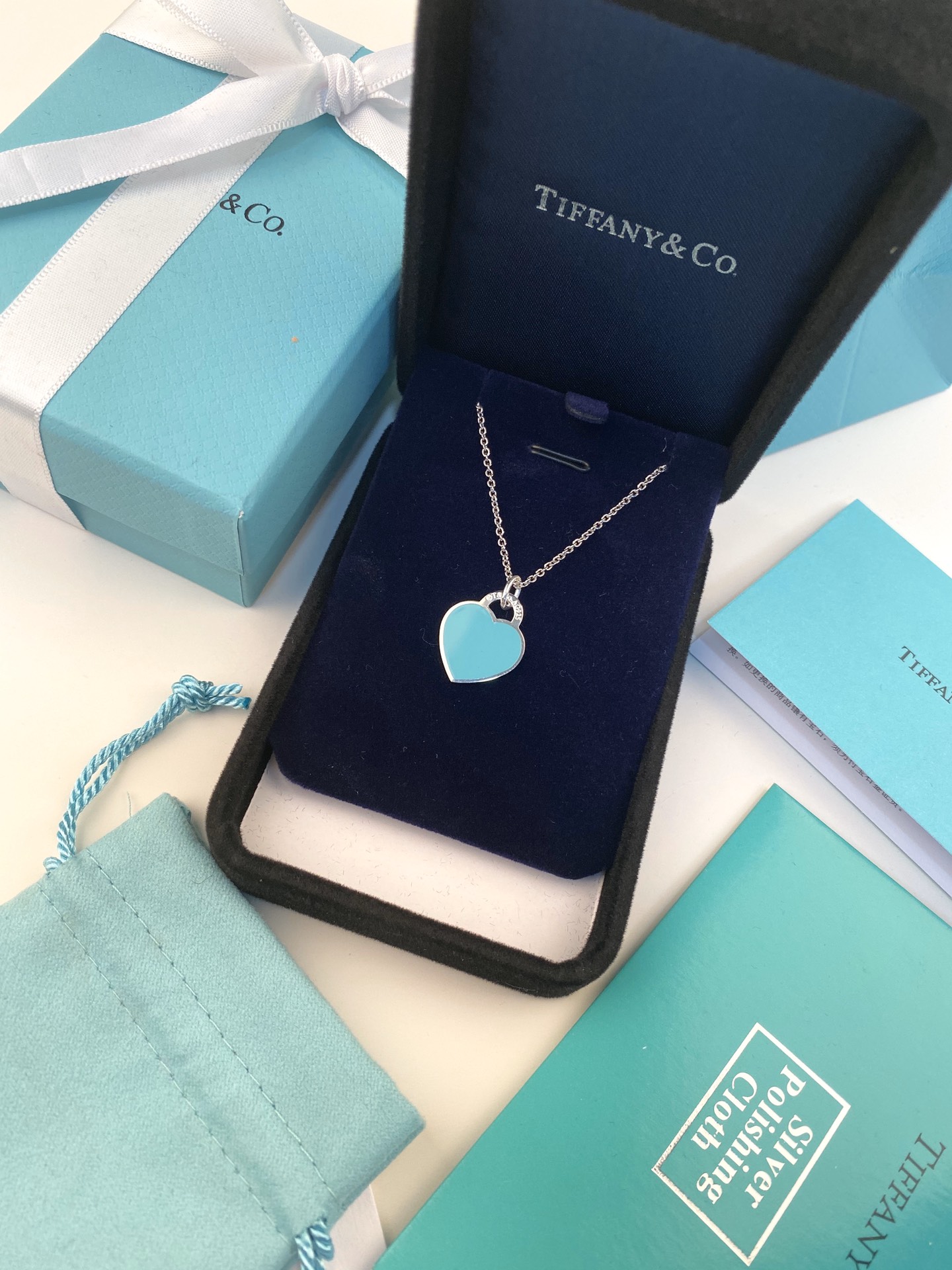 Tiffany & Co. Tiffany 中号桃心项链、自家 效果