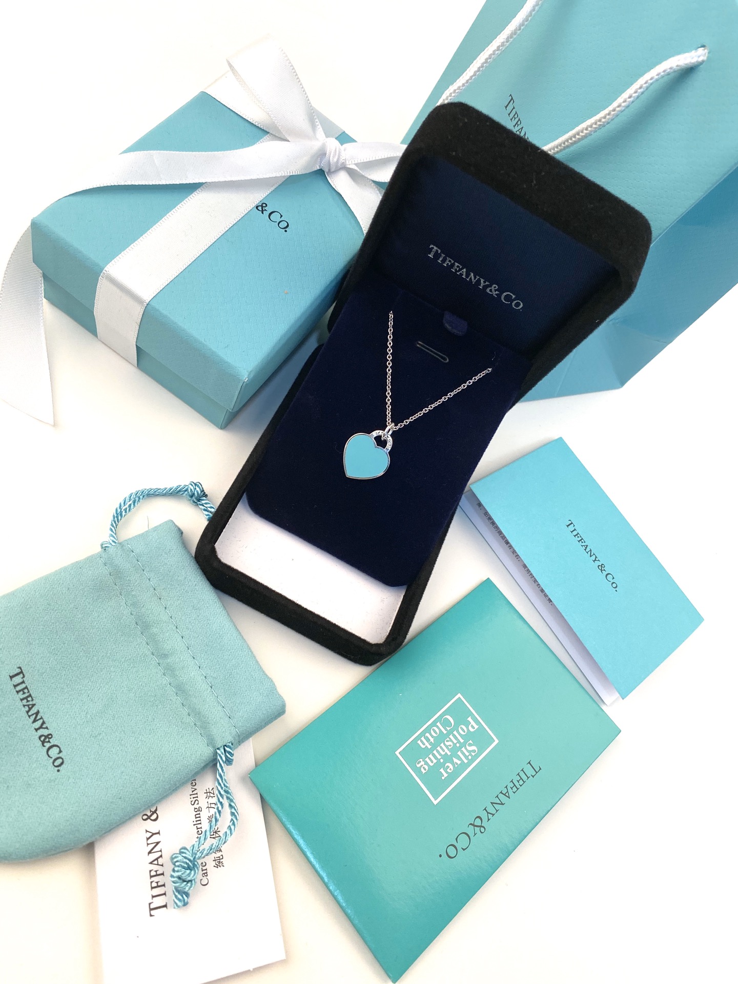 Tiffany & Co. Tiffany 中号桃心项链、自家 效果