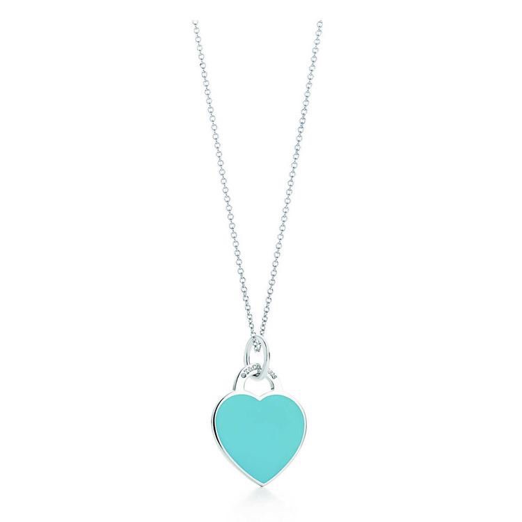 Tiffany & Co. Tiffany 中号桃心项链、自家 效果