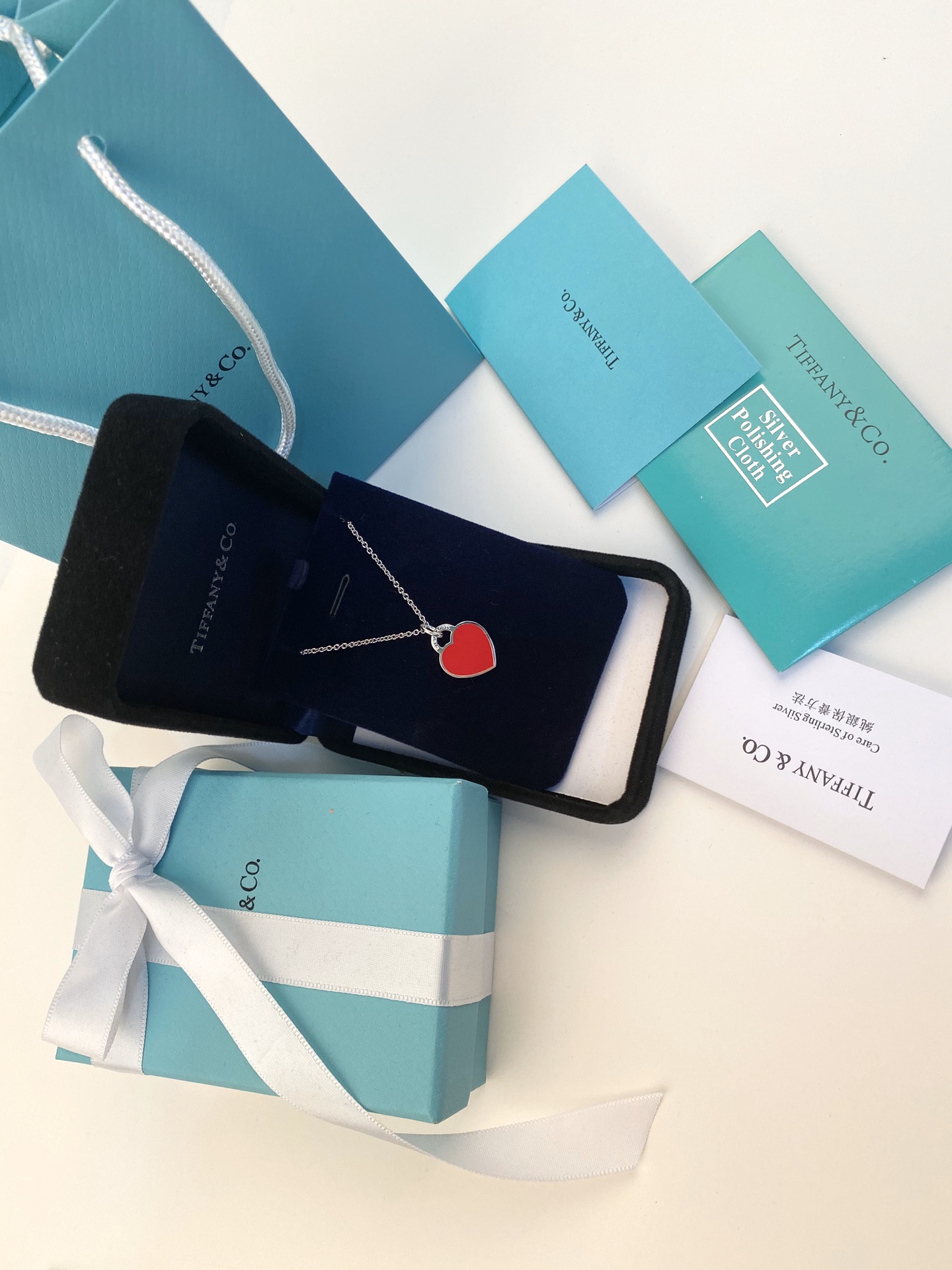 Tiffany & Co. Tiffany 中号桃心项链、自家 效果