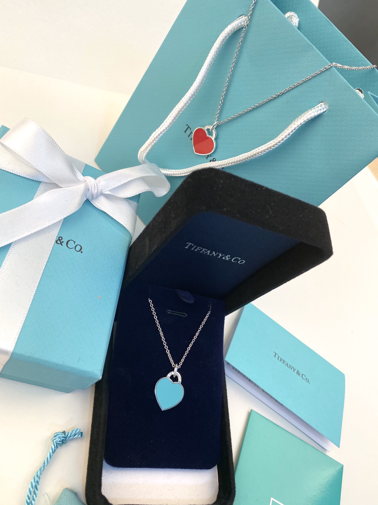 Tiffany & Co. Tiffany 中号桃心项链、自家 效果