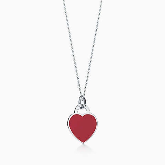Tiffany & Co. Tiffany 中号桃心项链、自家 效果