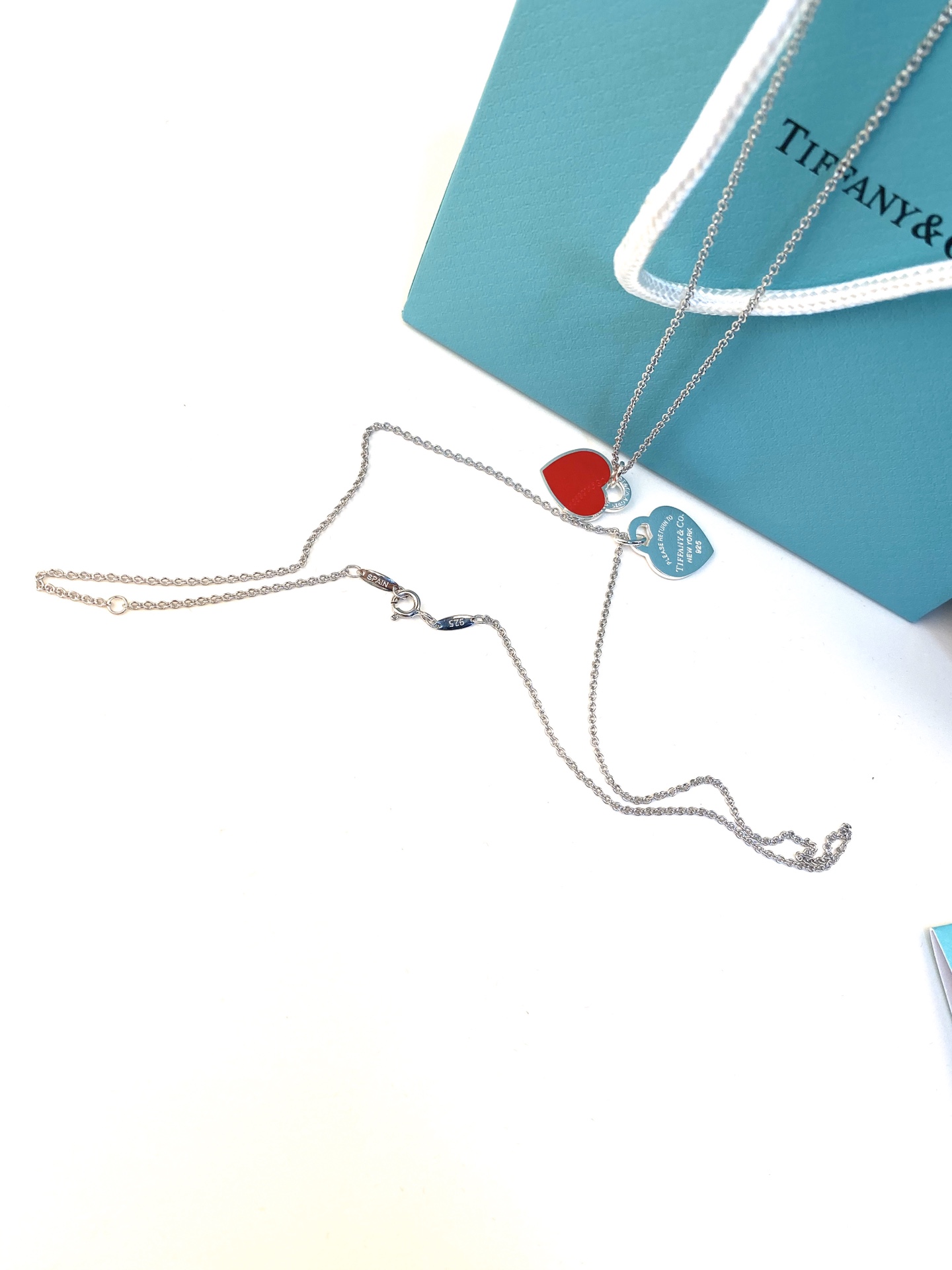 Tiffany & Co. Tiffany 中号桃心项链、自家 效果