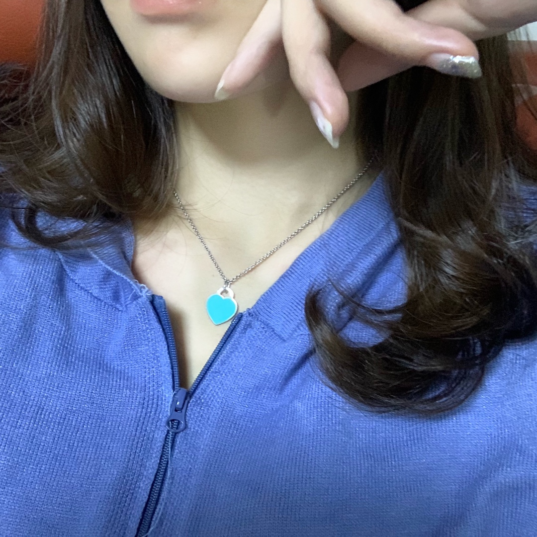 Tiffany & Co. Tiffany 中号桃心项链、自家 效果