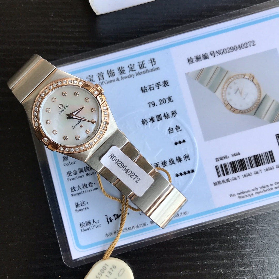 新款来袭
批:2200 配全套包装 欧米伽/OMEGA星座系列最经典的一款 很多客人在找外圈带钻的欧米伽 此款硬货来了,非常过硬的内部渠道,代工厂内部留出为数不多的正品欧米茄.数量有限,好东西不是经常都有.看中赶紧下手,此款星座系列.石英.钻石女表,手表直径27mm.原装依塔集团专供1376型号欧米茄品牌机芯.防炫目蓝宝石镜面.手表全套316L钢材无电渡钢水.永不掉色,蝴蝶表扣LoGo由18K黄金打造.而且表带头粒绝非市场凸出版本,注,表带内部字体由3种大小不同风格组成字体清晰工艺精美,绝非市场一种字体连成一片,字面一级天然河贝母面镶嵌真钻刻度奢侈典雅.底盖中心图案和帆船为油压成型纹理细腻饱满清晰最主要有两级凹位超强立体感,并且每个表都有自己跳码,一表三卡,底盖对应保卡吊牌,五码合一,数量有限,配专柜正品包装 如有疑问不影响二次销售的退换自由,且卖且珍惜