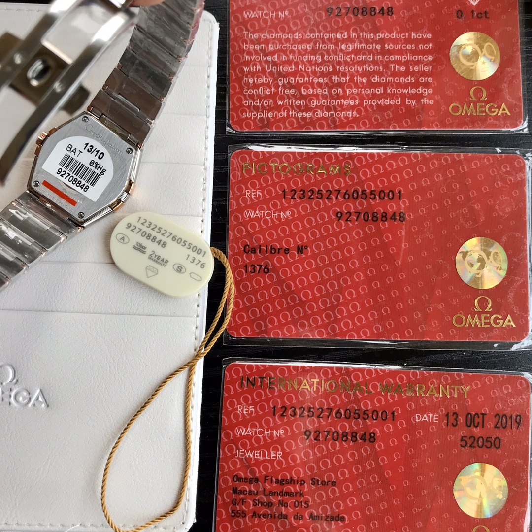 新款来袭
批:2200 配全套包装 欧米伽/OMEGA星座系列最经典的一款 很多客人在找外圈带钻的欧米伽 此款硬货来了,非常过硬的内部渠道,代工厂内部留出为数不多的正品欧米茄.数量有限,好东西不是经常都有.看中赶紧下手,此款星座系列.石英.钻石女表,手表直径27mm.原装依塔集团专供1376型号欧米茄品牌机芯.防炫目蓝宝石镜面.手表全套316L钢材无电渡钢水.永不掉色,蝴蝶表扣LoGo由18K黄金打造.而且表带头粒绝非市场凸出版本,注,表带内部字体由3种大小不同风格组成字体清晰工艺精美,绝非市场一种字体连成一片,字面一级天然河贝母面镶嵌真钻刻度奢侈典雅.底盖中心图案和帆船为油压成型纹理细腻饱满清晰最主要有两级凹位超强立体感,并且每个表都有自己跳码,一表三卡,底盖对应保卡吊牌,五码合一,数量有限,配专柜正品包装 如有疑问不影响二次销售的退换自由,且卖且珍惜