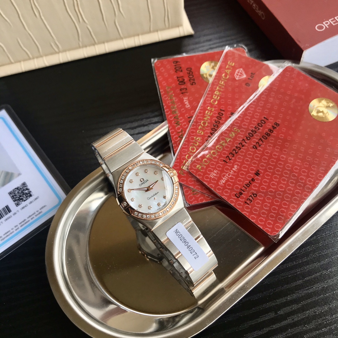 新款来袭
批:2200 配全套包装 欧米伽/OMEGA星座系列最经典的一款 很多客人在找外圈带钻的欧米伽 此款硬货来了,非常过硬的内部渠道,代工厂内部留出为数不多的正品欧米茄.数量有限,好东西不是经常都有.看中赶紧下手,此款星座系列.石英.钻石女表,手表直径27mm.原装依塔集团专供1376型号欧米茄品牌机芯.防炫目蓝宝石镜面.手表全套316L钢材无电渡钢水.永不掉色,蝴蝶表扣LoGo由18K黄金打造.而且表带头粒绝非市场凸出版本,注,表带内部字体由3种大小不同风格组成字体清晰工艺精美,绝非市场一种字体连成一片,字面一级天然河贝母面镶嵌真钻刻度奢侈典雅.底盖中心图案和帆船为油压成型纹理细腻饱满清晰最主要有两级凹位超强立体感,并且每个表都有自己跳码,一表三卡,底盖对应保卡吊牌,五码合一,数量有限,配专柜正品包装 如有疑问不影响二次销售的退换自由,且卖且珍惜