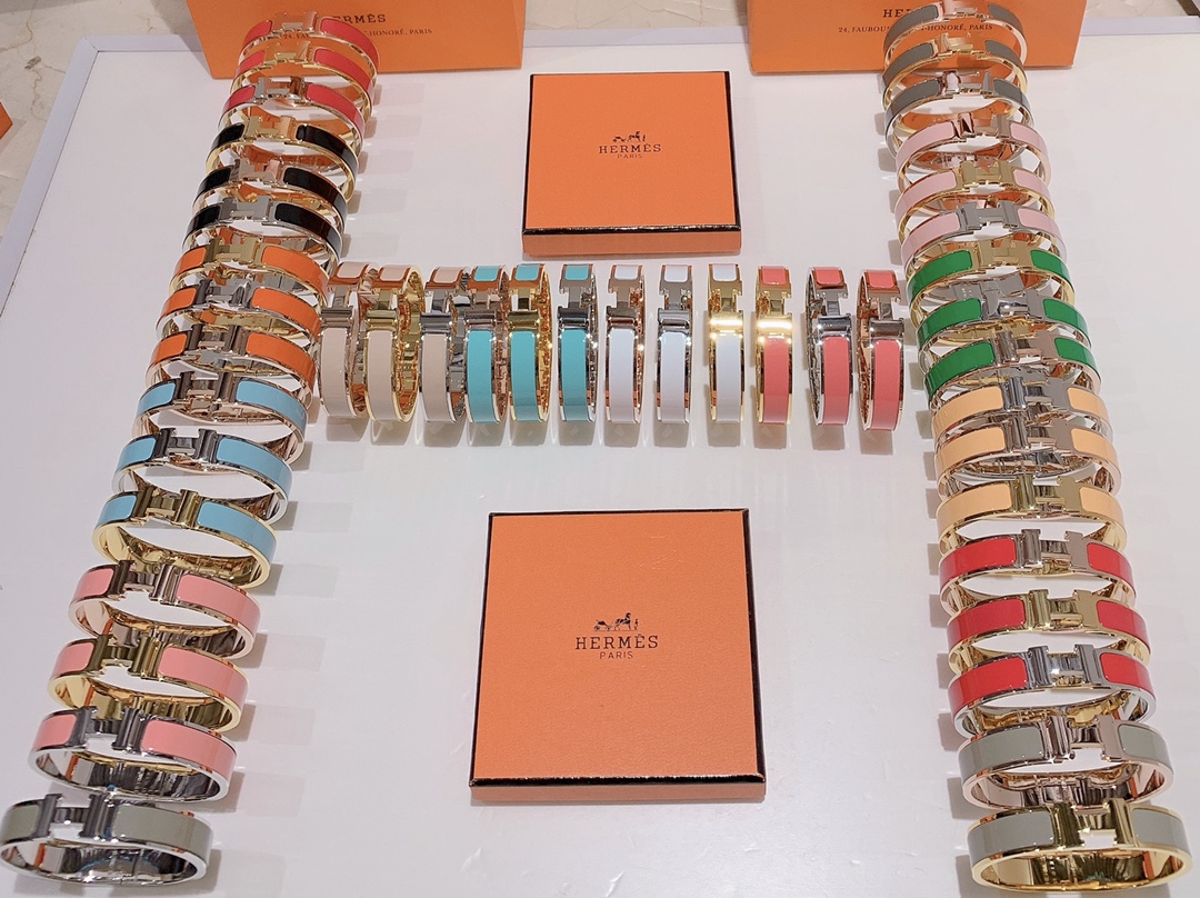 NO:816438,[Rose] Herme*CLIC Enamel H Bracelet Hermès [Love] [Love] Super versatile and beautiful!  It can be used as a pair for couples, and the effect is perfect. It is a must-have item for Hermès fans. It is also the most classic among many Hermès bracelets. The enamel craftsmanship has a round color and full shape. It can be made as a couple model, but only the high version is made!  ,,hermes,hermes,bracelet,Cardia high-end jewelry19860909[玫瑰]Herme*CLIC珐琅彩H手镯 爱马仕[爱心][爱心]超百搭好看！可以情侣配套上手效果特完美、爱马仕铁粉必入的单品,也是爱马仕众多手镯中最经典的一款,珐琅工艺色泽圆润、形态饱满、可做情侣款,只做高版本！,,hermes,hermes,bracelet,卡迪亚高端饰品,Jewelry