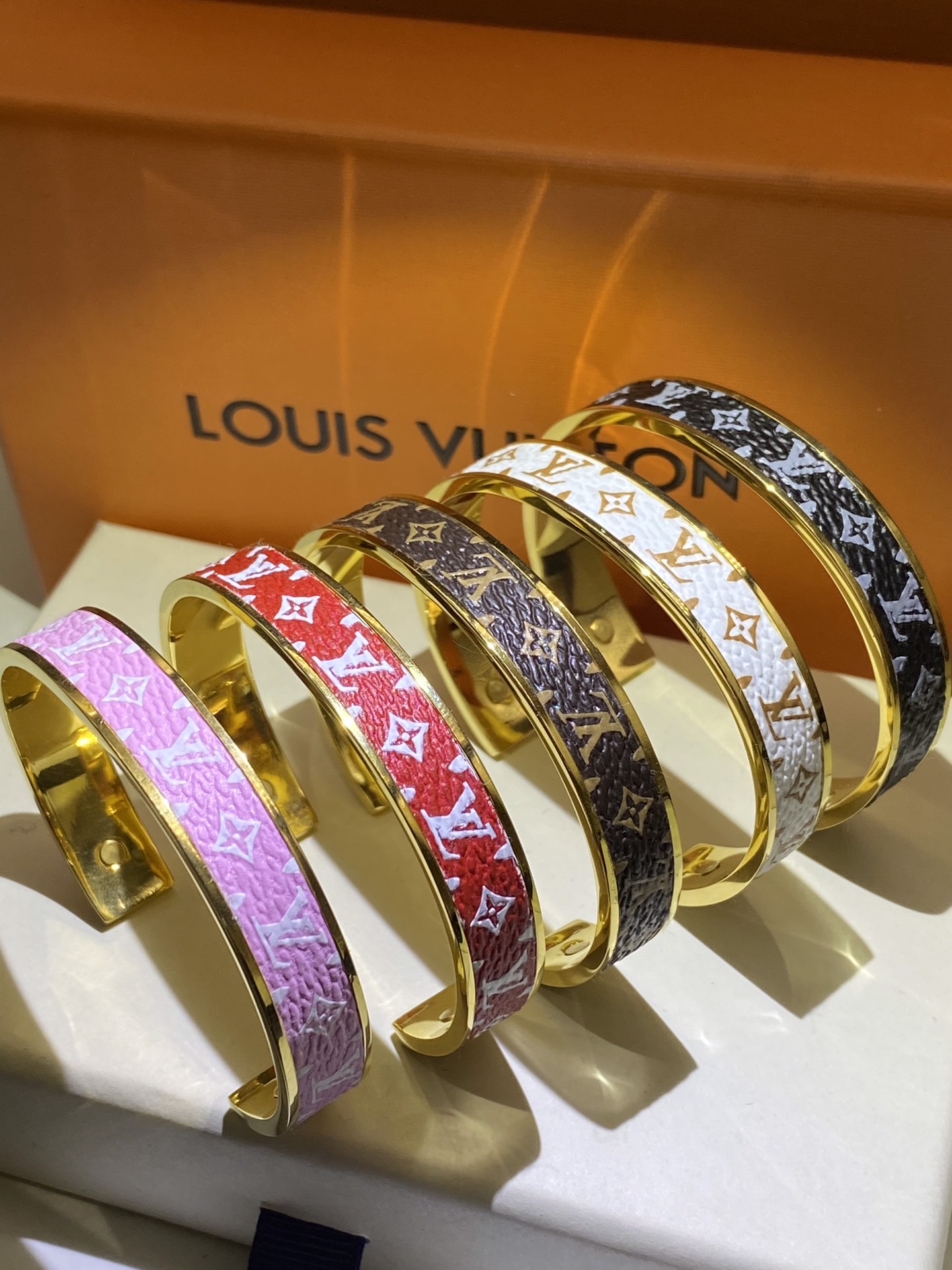 ¥108 LV手镯 C形开口皮情侣手镯 颜色齐全  六个颜色可选