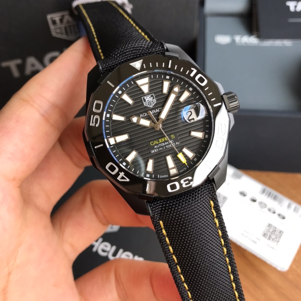 可以订做专柜查验码
批:1550 原盒:50 新款高颜值有货，Original Tagheuer,泰格豪雅竞潜系列NBA林书豪特别版机械表，专柜16500。 中号~41mm表径，蓝宝石镜面，超强夜光指针，原装瑞士机芯，支持拆机验货，超高难度精钢拉丝工艺无法仿制，一表一码配吊牌，专柜同步！全新全套出[色][色][色]