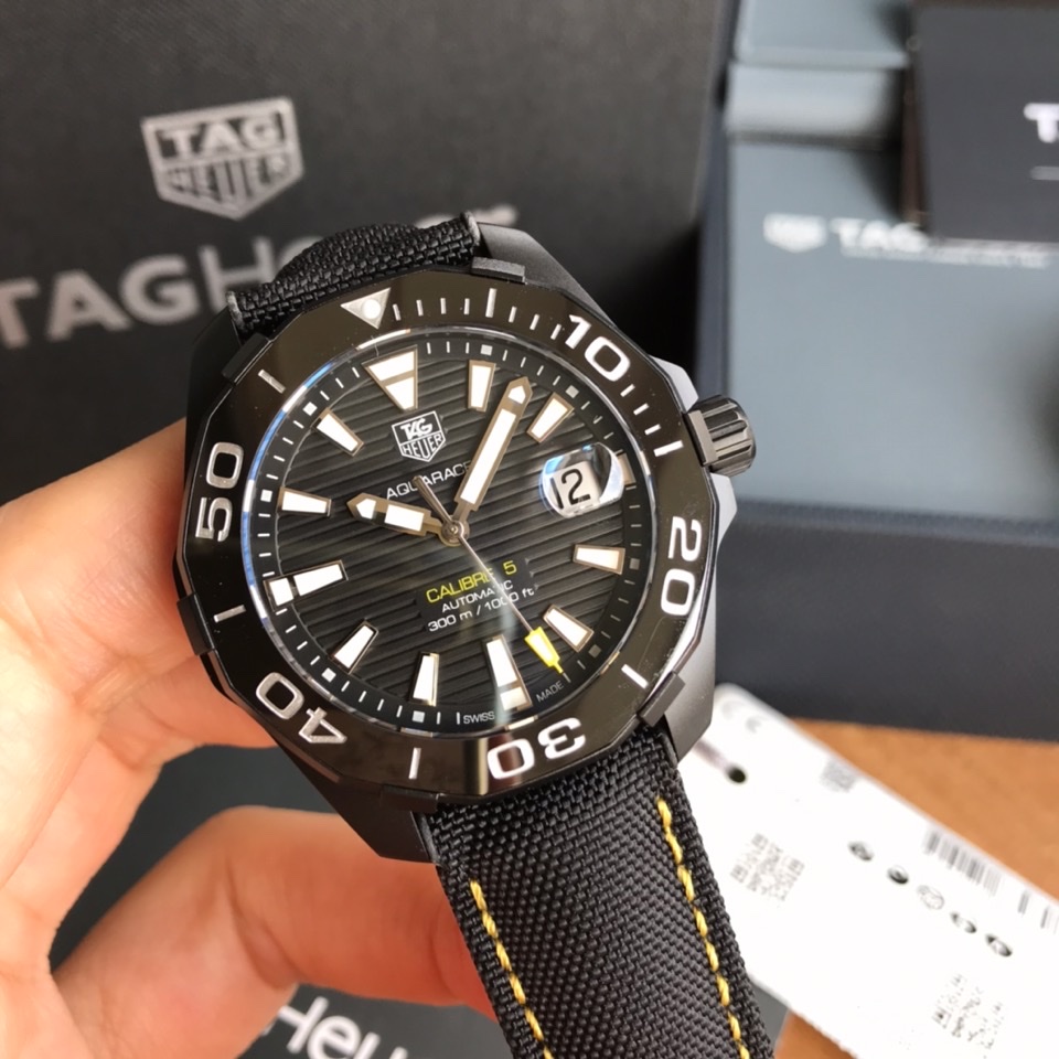可以订做专柜查验码
批:1550 原盒:50 新款高颜值有货，Original Tagheuer,泰格豪雅竞潜系列NBA林书豪特别版机械表，专柜16500。 中号~41mm表径，蓝宝石镜面，超强夜光指针，原装瑞士机芯，支持拆机验货，超高难度精钢拉丝工艺无法仿制，一表一码配吊牌，专柜同步！全新全套出[色][色][色]