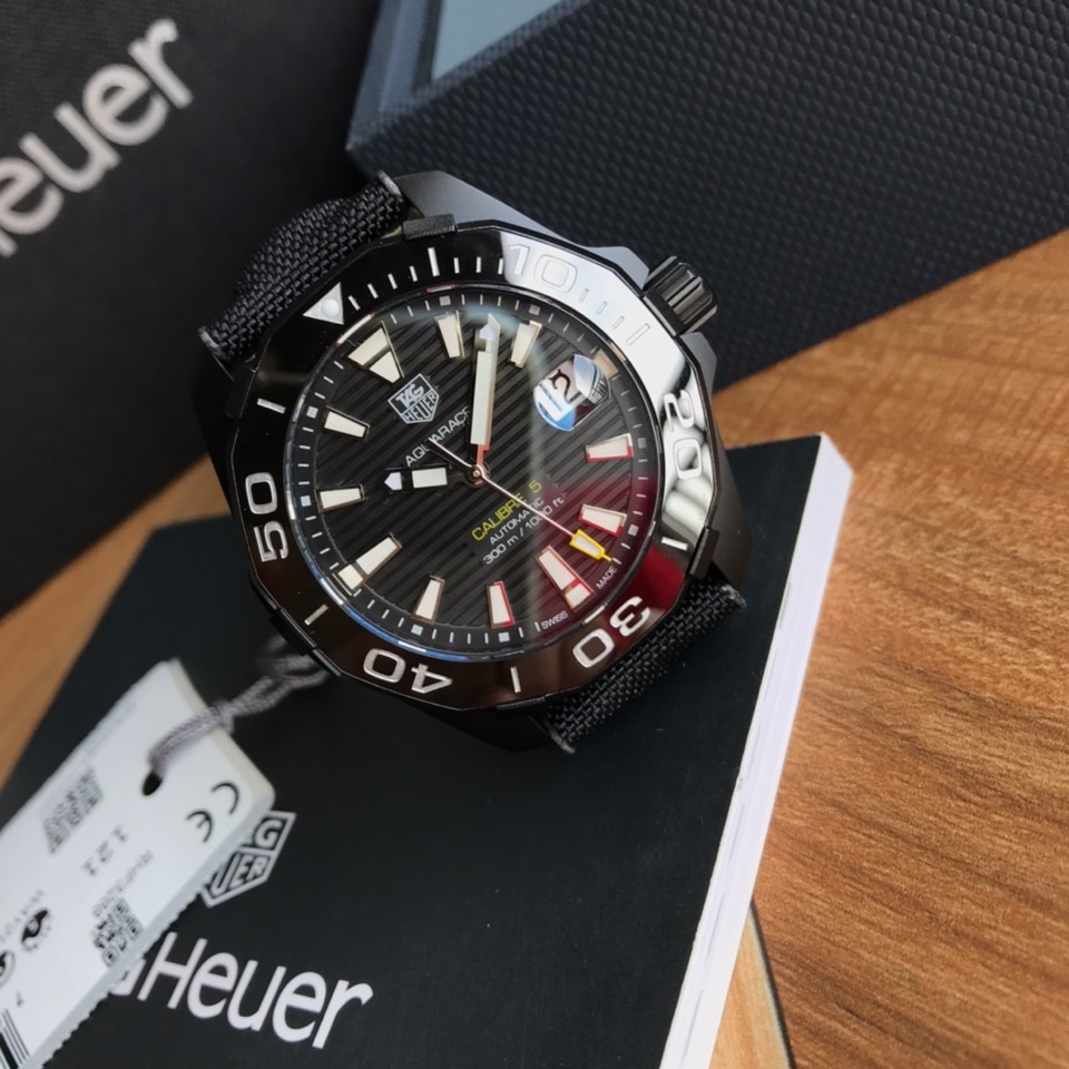 可以订做专柜查验码
批:1550 原盒:50 新款高颜值有货，Original Tagheuer,泰格豪雅竞潜系列NBA林书豪特别版机械表，专柜16500。 中号~41mm表径，蓝宝石镜面，超强夜光指针，原装瑞士机芯，支持拆机验货，超高难度精钢拉丝工艺无法仿制，一表一码配吊牌，专柜同步！全新全套出[色][色][色]