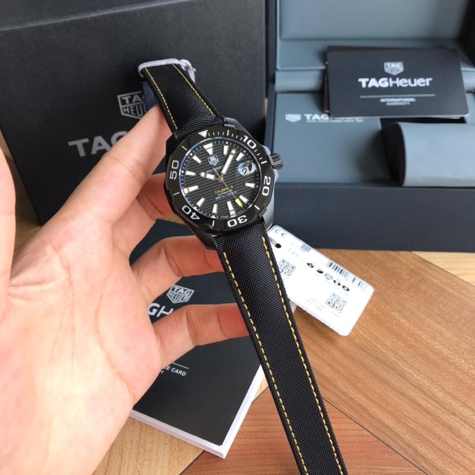 可以订做专柜查验码
批:1550 原盒:50 新款高颜值有货，Original Tagheuer,泰格豪雅竞潜系列NBA林书豪特别版机械表，专柜16500。 中号~41mm表径，蓝宝石镜面，超强夜光指针，原装瑞士机芯，支持拆机验货，超高难度精钢拉丝工艺无法仿制，一表一码配吊牌，专柜同步！全新全套出[色][色][色]