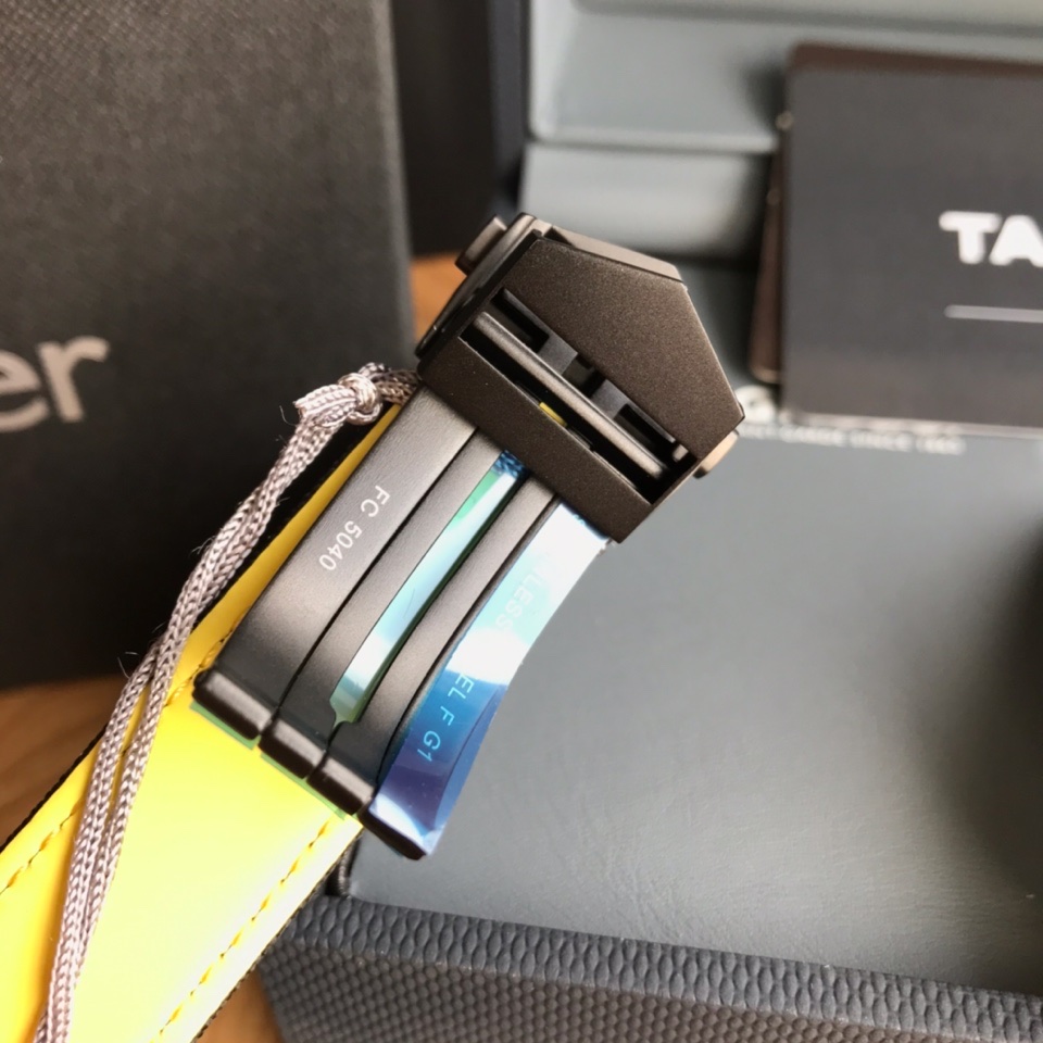 可以订做专柜查验码
批:1550 原盒:50 新款高颜值有货，Original Tagheuer,泰格豪雅竞潜系列NBA林书豪特别版机械表，专柜16500。 中号~41mm表径，蓝宝石镜面，超强夜光指针，原装瑞士机芯，支持拆机验货，超高难度精钢拉丝工艺无法仿制，一表一码配吊牌，专柜同步！全新全套出[色][色][色]