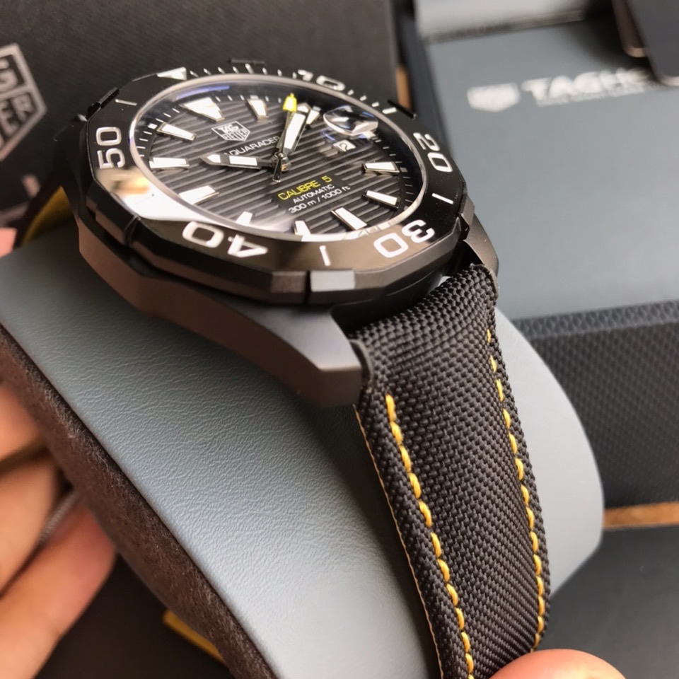 可以订做专柜查验码
批:1550 原盒:50 新款高颜值有货，Original Tagheuer,泰格豪雅竞潜系列NBA林书豪特别版机械表，专柜16500。 中号~41mm表径，蓝宝石镜面，超强夜光指针，原装瑞士机芯，支持拆机验货，超高难度精钢拉丝工艺无法仿制，一表一码配吊牌，专柜同步！全新全套出[色][色][色]