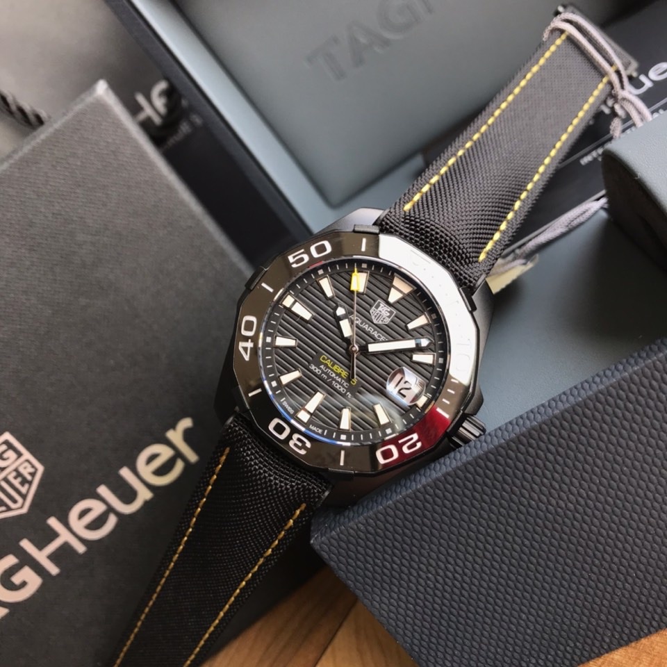 可以订做专柜查验码
批:1550 原盒:50 新款高颜值有货，Original Tagheuer,泰格豪雅竞潜系列NBA林书豪特别版机械表，专柜16500。 中号~41mm表径，蓝宝石镜面，超强夜光指针，原装瑞士机芯，支持拆机验货，超高难度精钢拉丝工艺无法仿制，一表一码配吊牌，专柜同步！全新全套出[色][色][色]