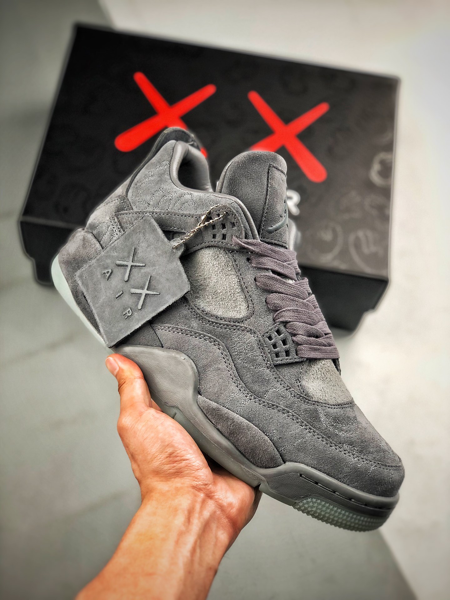 支持到付 官方纯原版本 诠释市场最强四代 Air Jordan 4 X Kaws 灰麂皮 翻水经典 历史细节最优 完美出货💯 纯原市场最高工艺复刻 无色差修正 #夜光大底调试 涂鸦、色卡与原版基本零差距 #原厂麂皮定制 高密度原厂电绣鞋…