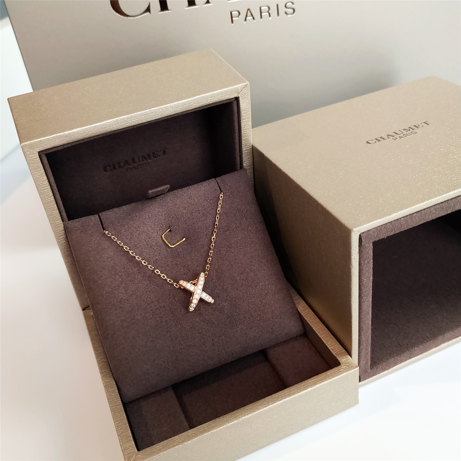 NO:633780,X diamond three-dimensional necklace rose gold V gold version. The link symbol represents that two parallel lines will always intersect one day. The meaning is to bring two people from different corners closer to each other and witness every most important moment in life. Rose gold is very versatile for daily use, and it is very flattering to the skin color.  plating,Cardia high-end jewelry19860909X镶钻立体项链玫瑰金 V金版本 连结符号是代表两条平行线也总有交汇的一天,寓意是将不同角落的两个人彼此拉近,一起见证生命中每一个最重要的时刻 玫瑰金色是很日常百搭的,很衬托肤色、z打版,完美出货,手镶钻、定制手工尾坠,立体版型很正 V金镀金材质,链长38+2+2cm,88220,,necklace,gold plating,卡迪亚高端饰品,Jewelry