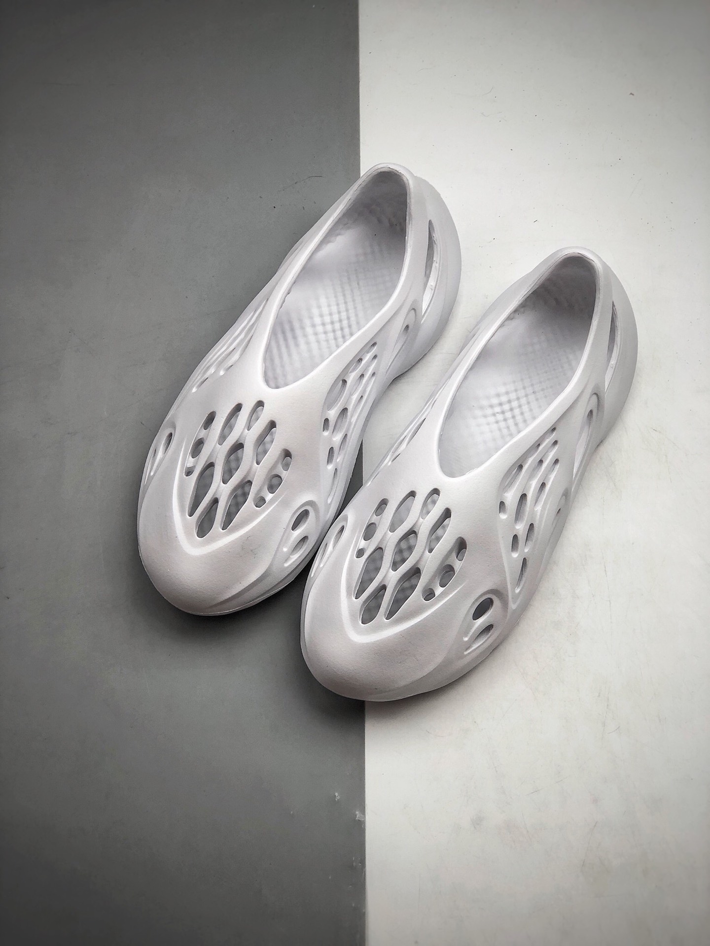 170  阿迪达斯ADIDAS YEEZY FOAM RUNNER UPCOMING COLORWAYS 350椰子镂空洞洞鞋 拖鞋凉鞋