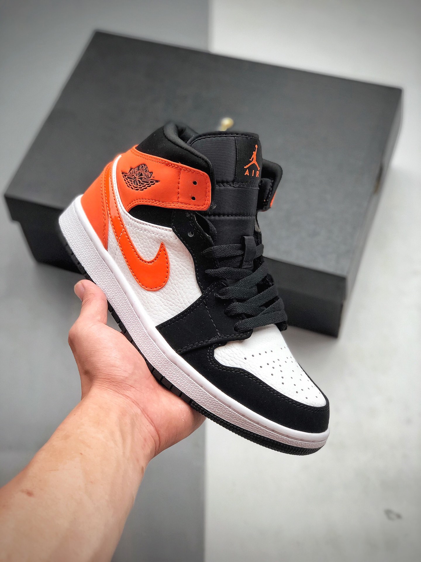 210 Air Jordan 1 Mid Shattered Blackboard 中帮 黑橙 AJ1 乔丹1代 aj1 乔1 中邦 黑橘 黑橙 乔丹篮球鞋系列 货号：554724-058