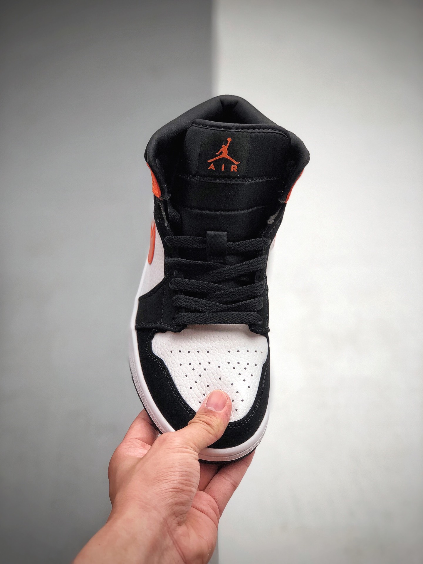 210 Air Jordan 1 Mid Shattered Blackboard 中帮 黑橙 AJ1 乔丹1代 aj1 乔1 中邦 黑橘 黑橙 乔丹篮球鞋系列 货号：554724-058