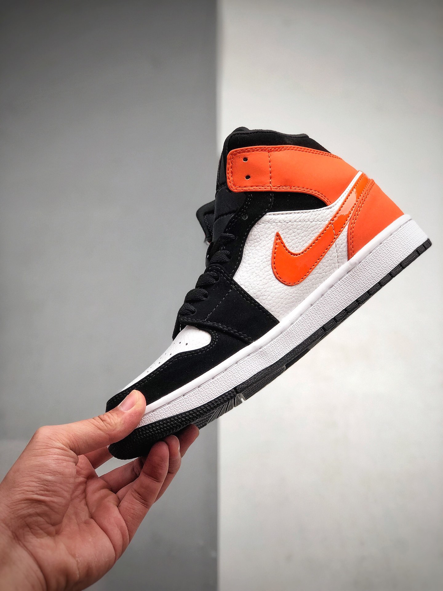 210 Air Jordan 1 Mid Shattered Blackboard 中帮 黑橙 AJ1 乔丹1代 aj1 乔1 中邦 黑橘 黑橙 乔丹篮球鞋系列 货号：554724-058