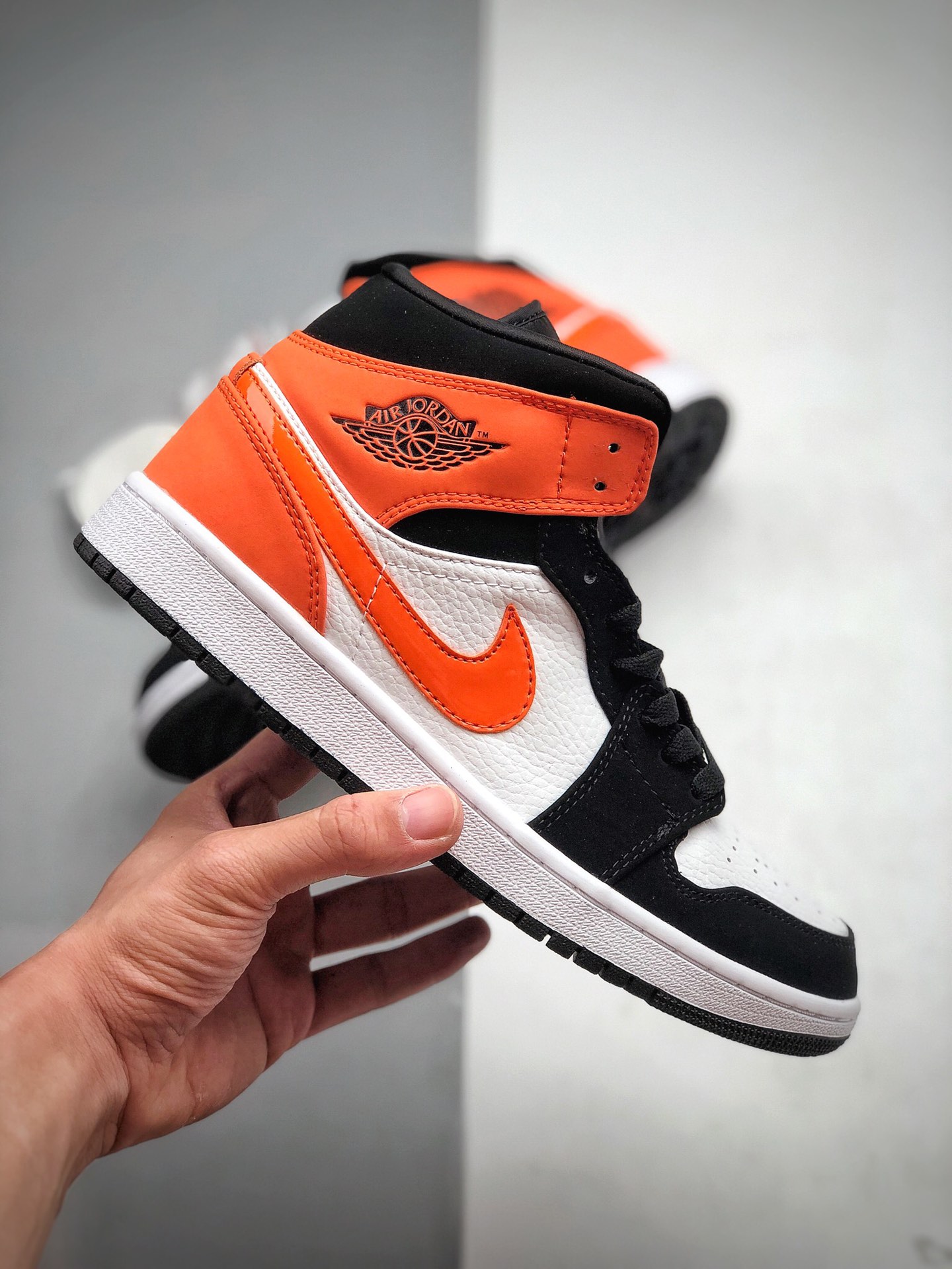 210 Air Jordan 1 Mid Shattered Blackboard 中帮 黑橙 AJ1 乔丹1代 aj1 乔1 中邦 黑橘 黑橙 乔丹篮球鞋系列 货号：554724-058