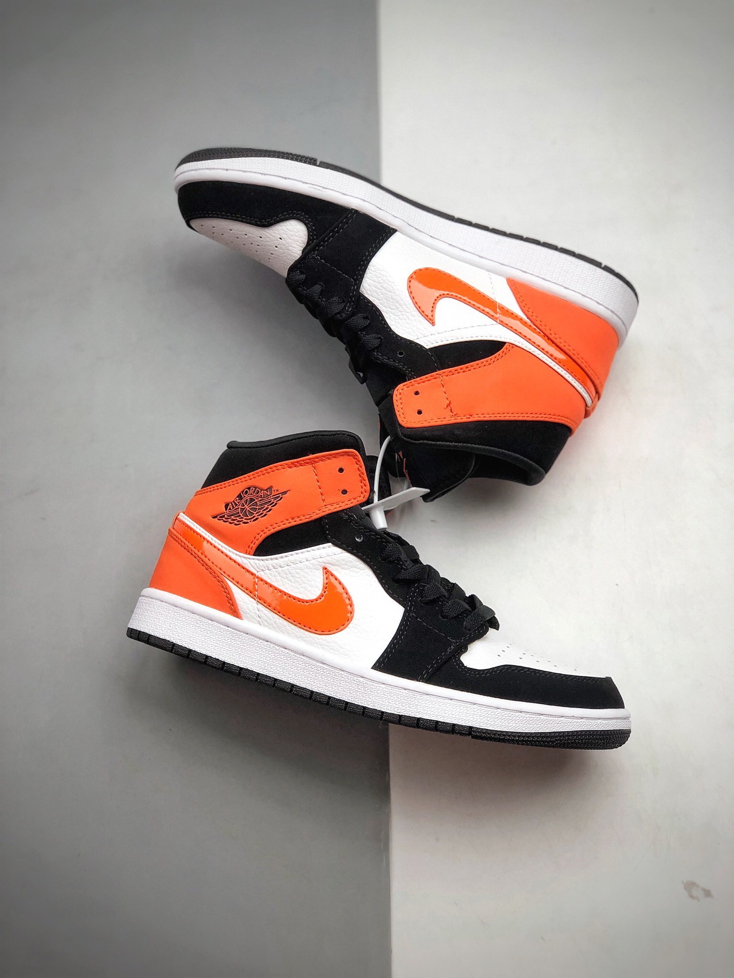 210 Air Jordan 1 Mid Shattered Blackboard 中帮 黑橙 AJ1 乔丹1代 aj1 乔1 中邦 黑橘 黑橙 乔丹篮球鞋系列 货号：554724-058