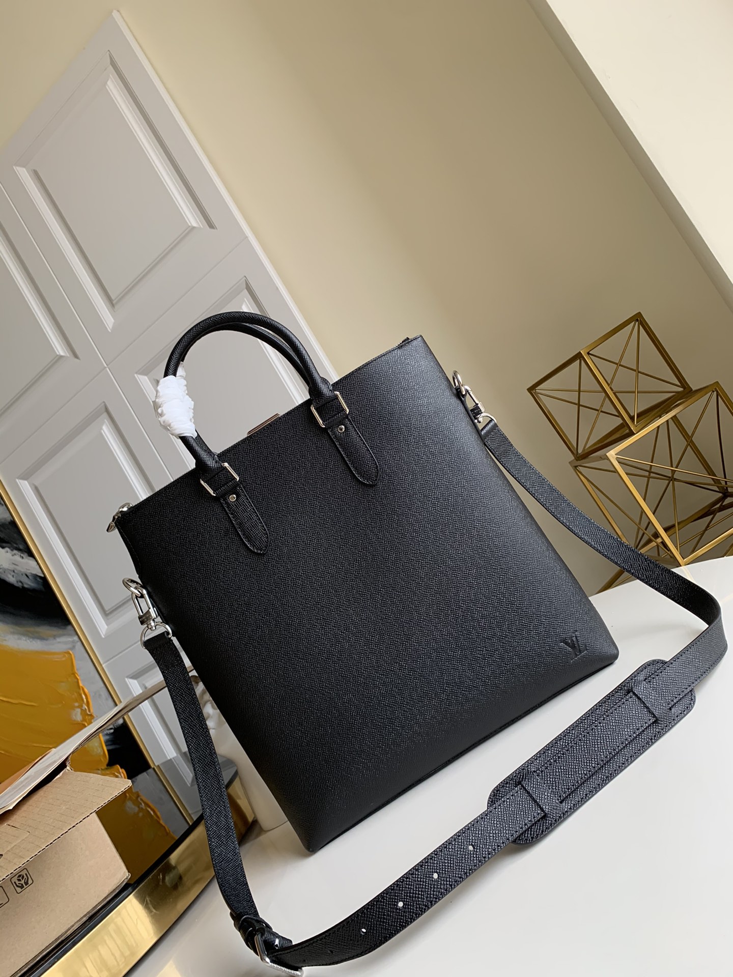 NO:395813,【Exclusive real photo M33433】 briefcase combines elegant style and business temperament. This Anton Tote handbag hides multiple practical pockets and compartments in a neat and simple appearance design. It is equipped with a handle and removable shoulder strap, which can be carried and shoulder-mounted. Detailed features 34.0 x 37.0 x 7.0 cm.1000, LV [original leather], louis vuitton19860909【独家实拍M33433】公文包 兼具优雅风格与商务气质,此款Anton Tote手袋于利落简约的外观设计之中暗藏多个实用口袋与隔层.配有手柄和可拆卸肩带,可手提,可肩背.详细特征34.0 x 37.0 x 7.0 cm .1000,LV【原厂皮】,louis vuitton,Bag