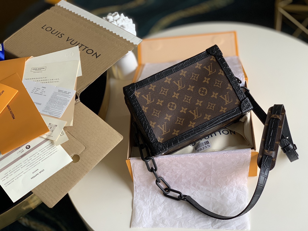 NO:395815,[Exclusive real shot M98255] The latest limited edition model of M44478 counter, Virgil Abhol series, has a brand new concept accessories that are very eye-catching!  Soft luggage is very popular, fans are all seizing the fashion pioneers all want a VIrgil soft box. I feel all kinds of good things when I buy it, and the upper body is also superb. Both men and women are very hold-in, and there is also a street style, perfect!  25×18×10cm.,LV【Original Skin】,louis vuitton19860909【独家实拍M98255】M44478专柜最新限量款 Virgil Abhol 系列 全新理念配件很亮眼！软箱包很抢手,迷粉们都在抢占时尚的先锋都想要一个VIrgil的软箱 入手就感觉到了各种好,上身也是超赞的,不管是男女都是很hold住的,而且还有街头风,完美！25×18×10cm .,LV【原厂皮】,louis vuitton,Bag