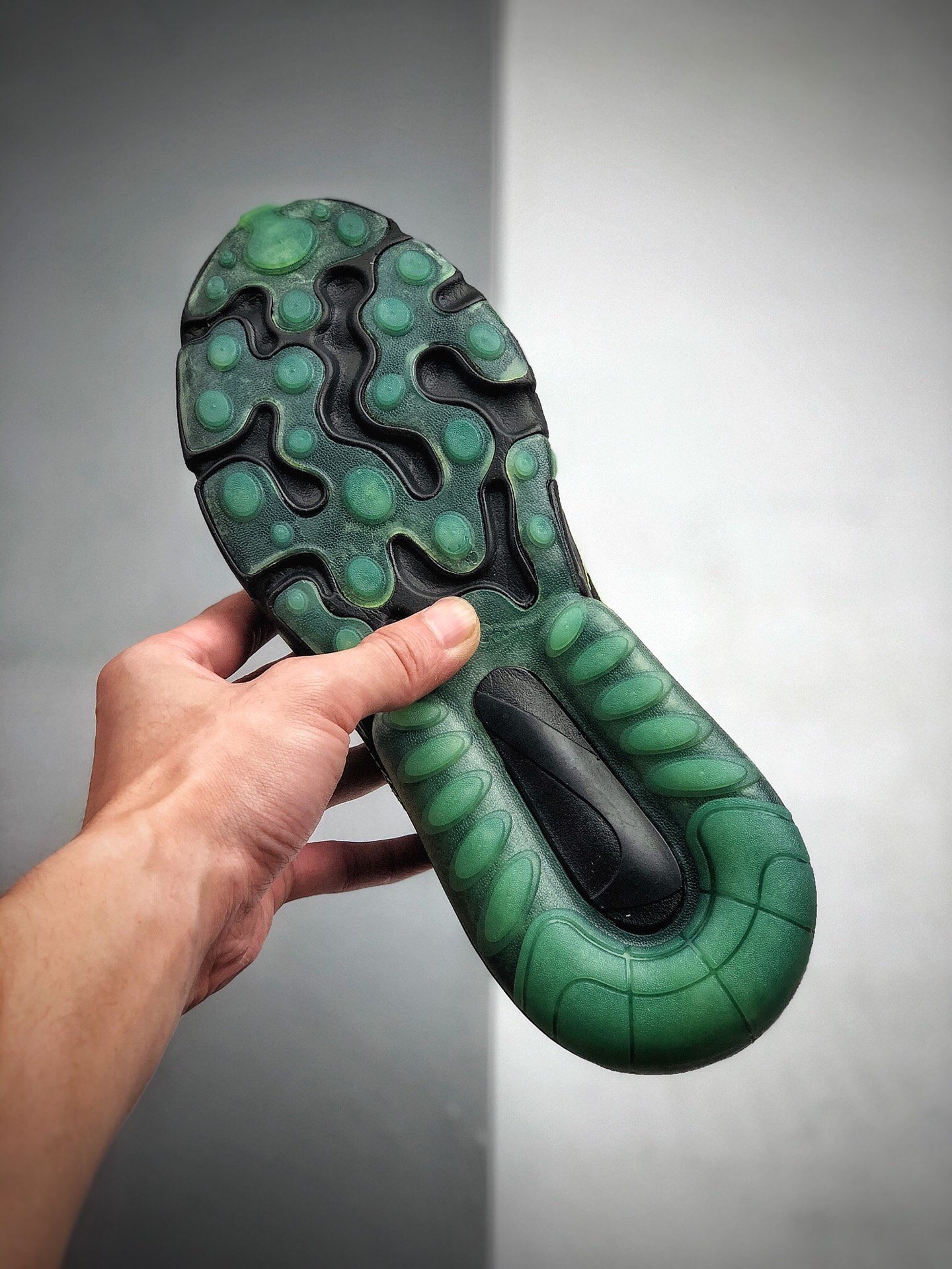 210 Air Max 270 React 简约线条风 货号：CQ6549-001