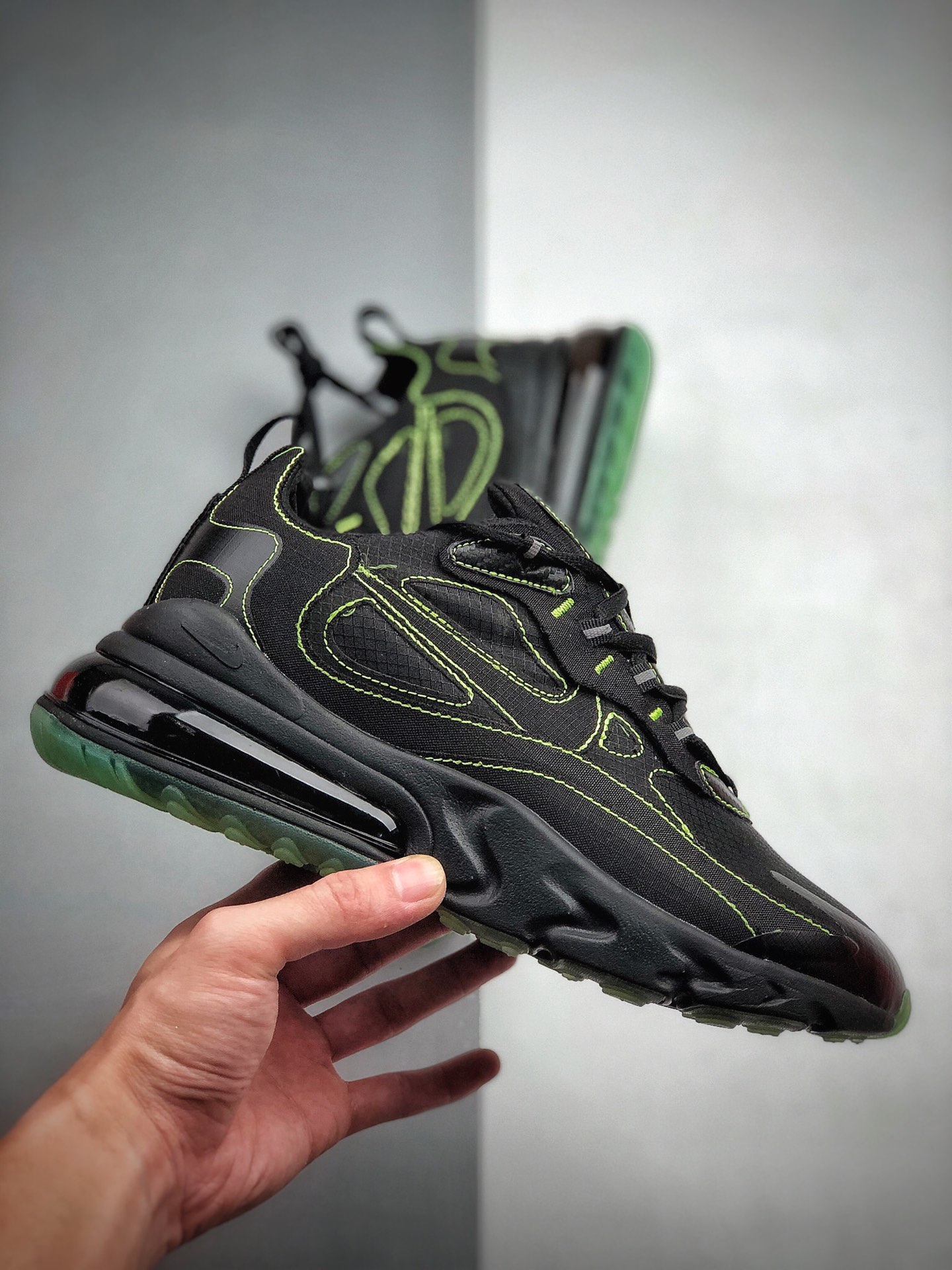 210 Air Max 270 React 简约线条风 货号：CQ6549-001