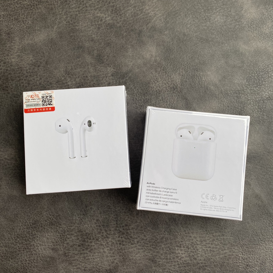 安福自取💰120 放店私聊! 苹果AirPods二代耳机 京东升级版本! 原厂49g外壳 手感重量接近正品! 络达高配H1芯片 市面主流高版本 震膜14.2原喇叭 主打HiFi完美音质 5.0蓝牙解码Aac协议 双耳通话模式! 随意设置改名定位 游戏视频不延迟! 高速弹窗连接 无需手动设置! 耳机充满可使用3-4小时,电池盒待机72小时! 赠送专用无线充电盘 保护壳 京东防伪标 京东发票 发货袋等全套配件!